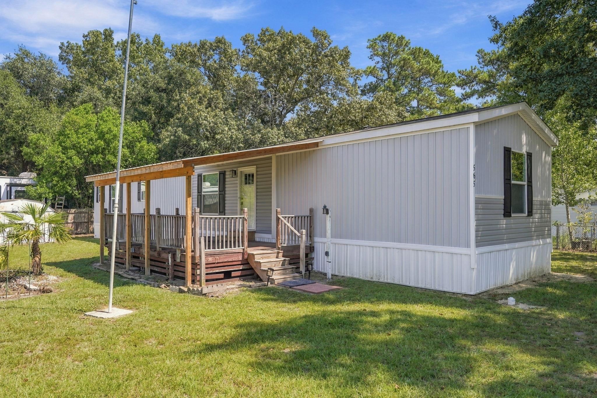 565 Summer Dr. Property Photo 1