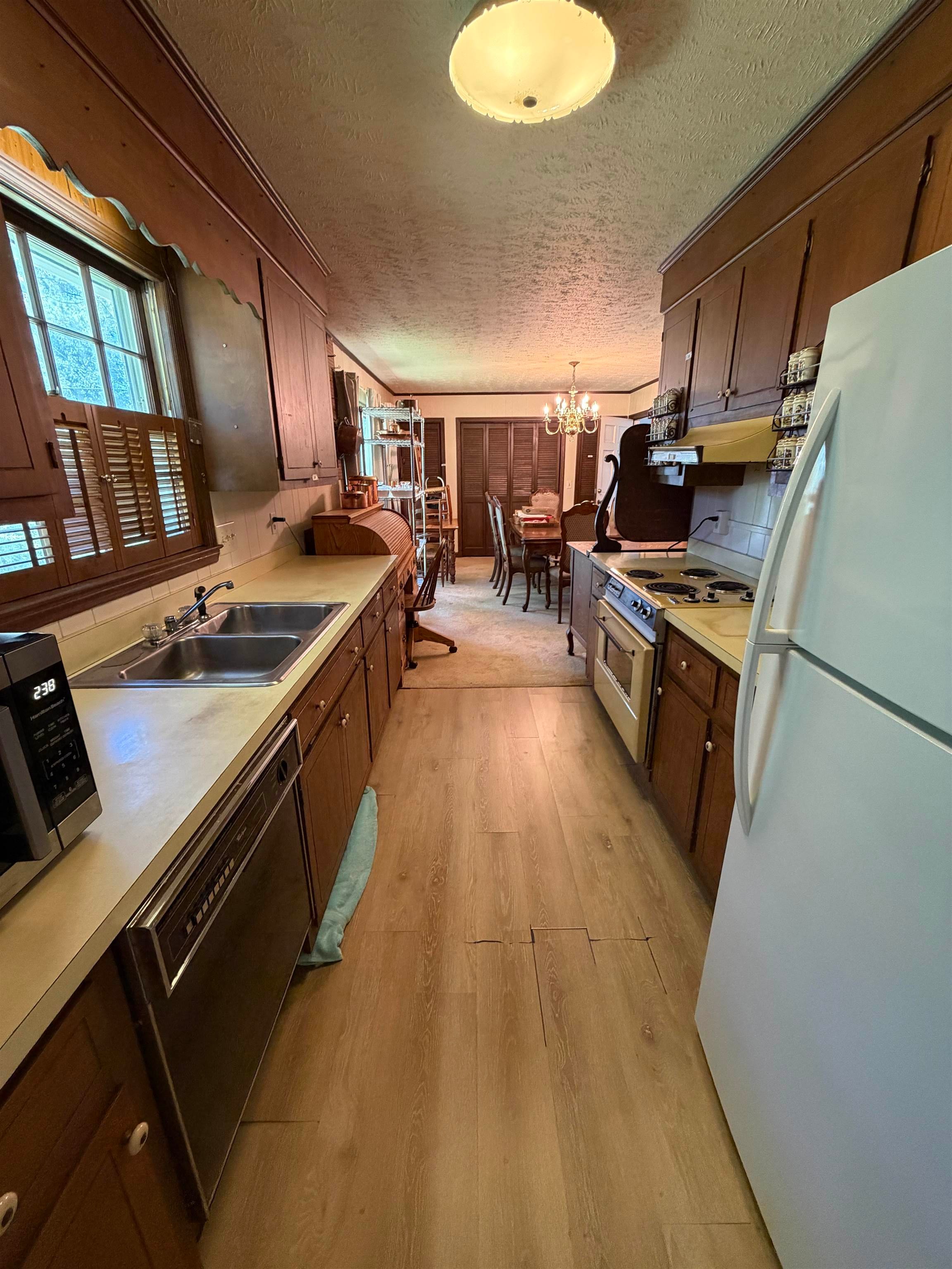 1003 Lakeside Dr. Property Photo 18