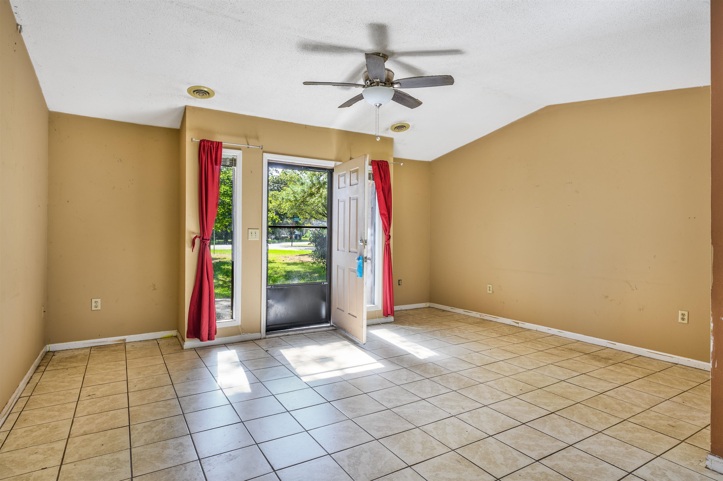 1019 Belle Dr. Property Photo 2