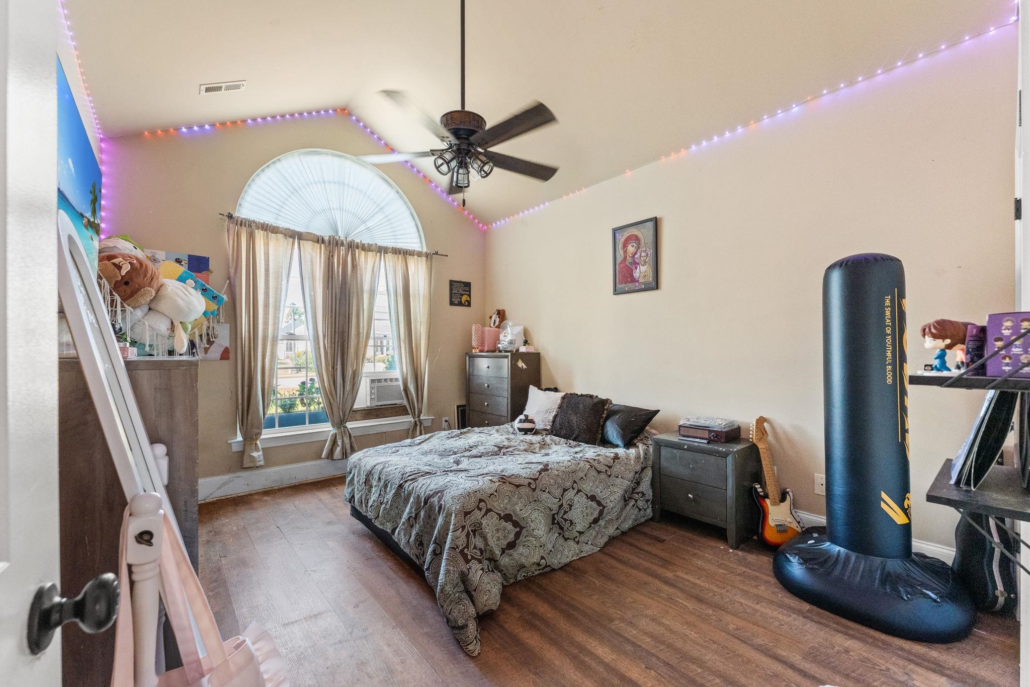 1066 Englemann Oak Dr. Property Photo 18