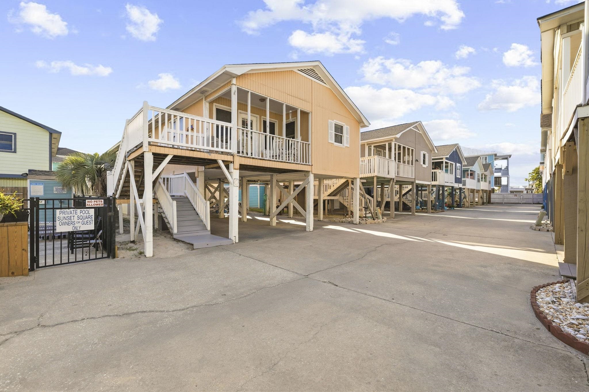 104 Sunset Square Property Photo 1