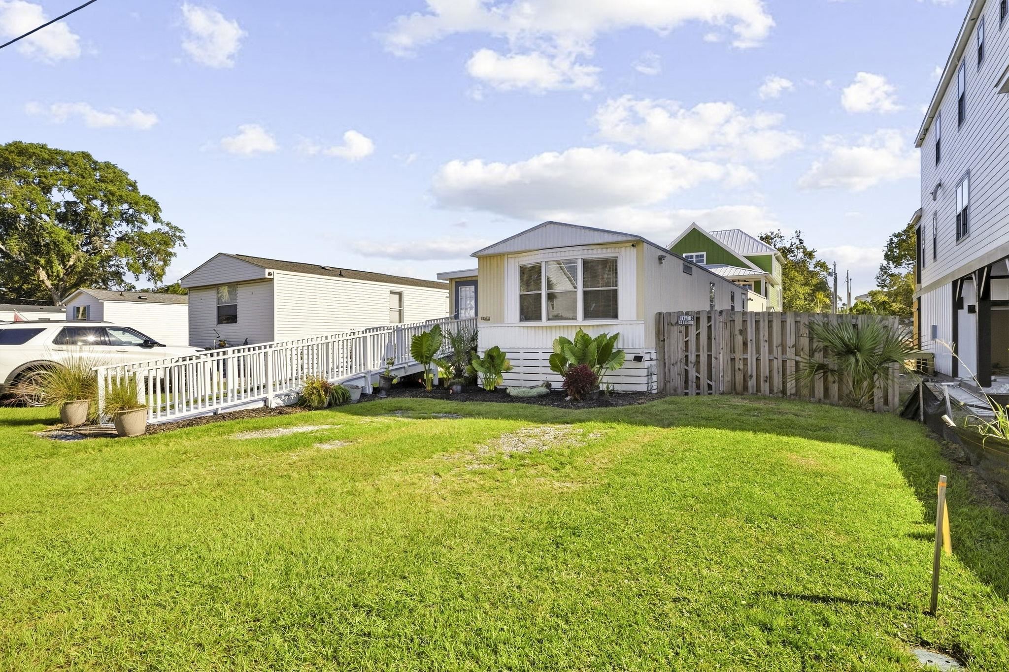 412 Seabreeze Dr. Property Photo 2