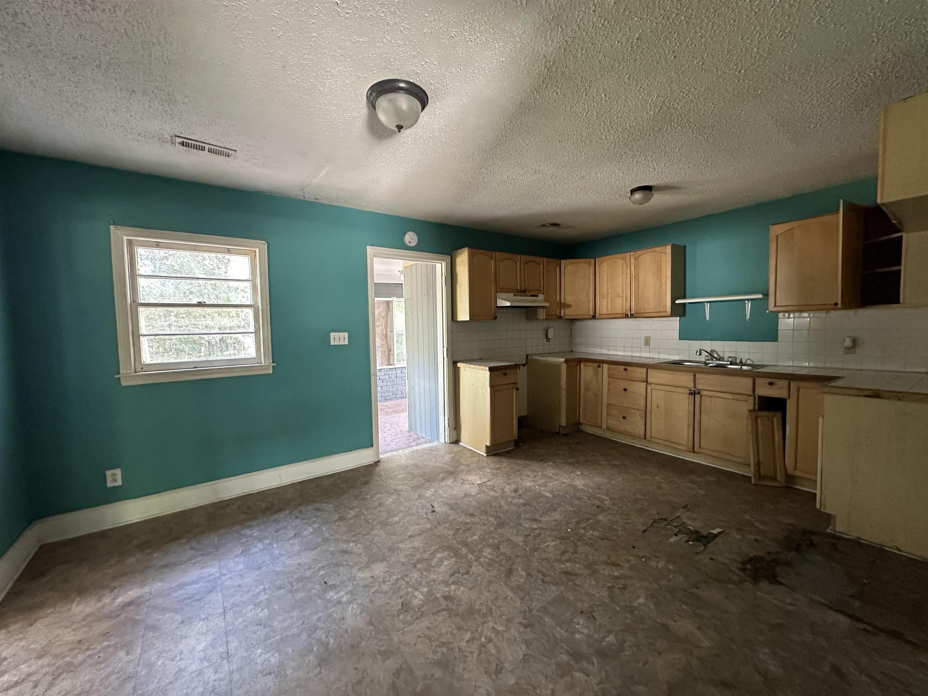 908 Lakeside Dr. Property Photo 7