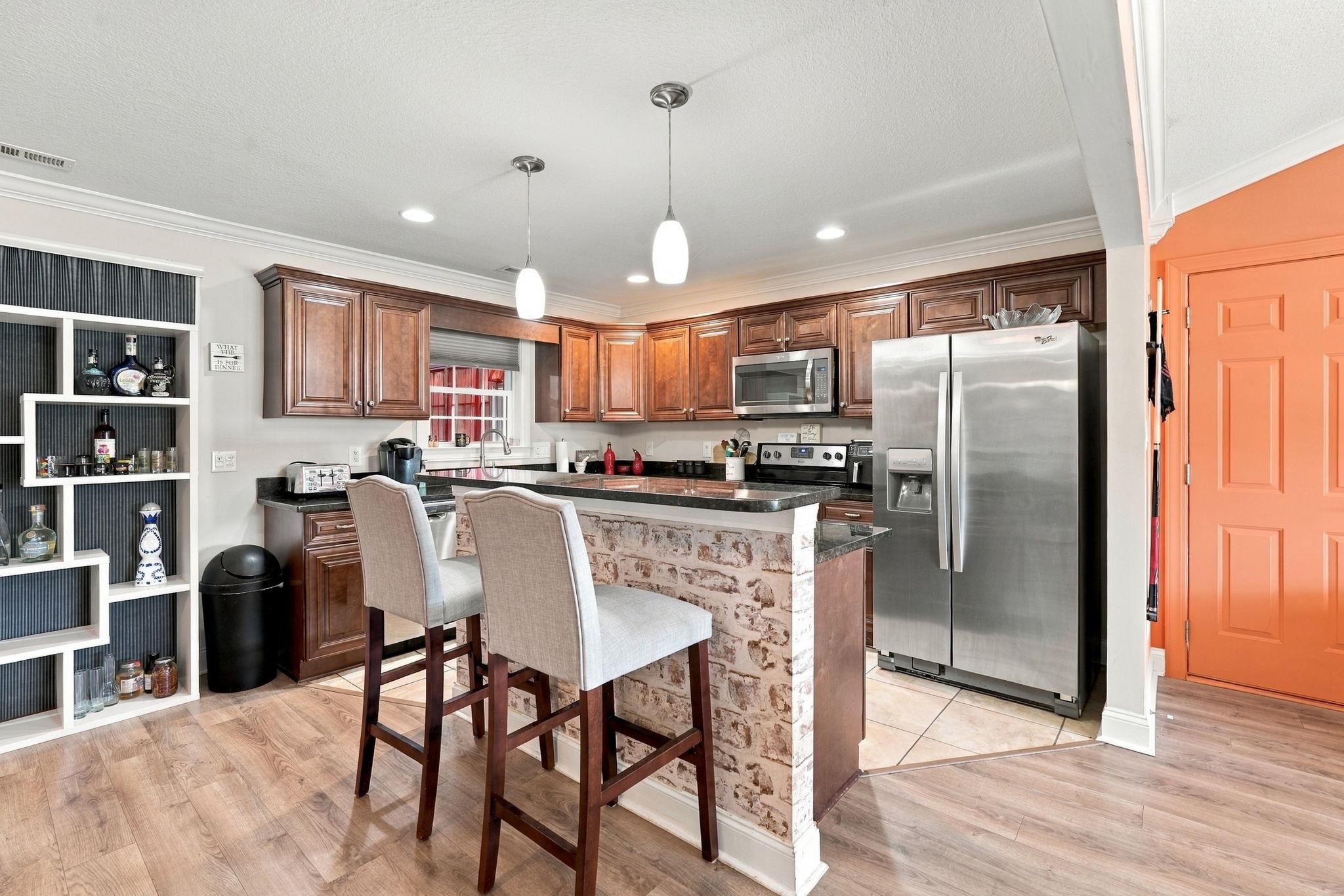 460 Oakham Dr. Property Photo 3
