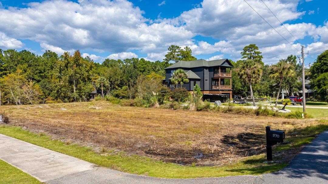 1760 Gray Oaks Dr. Property Photo 4