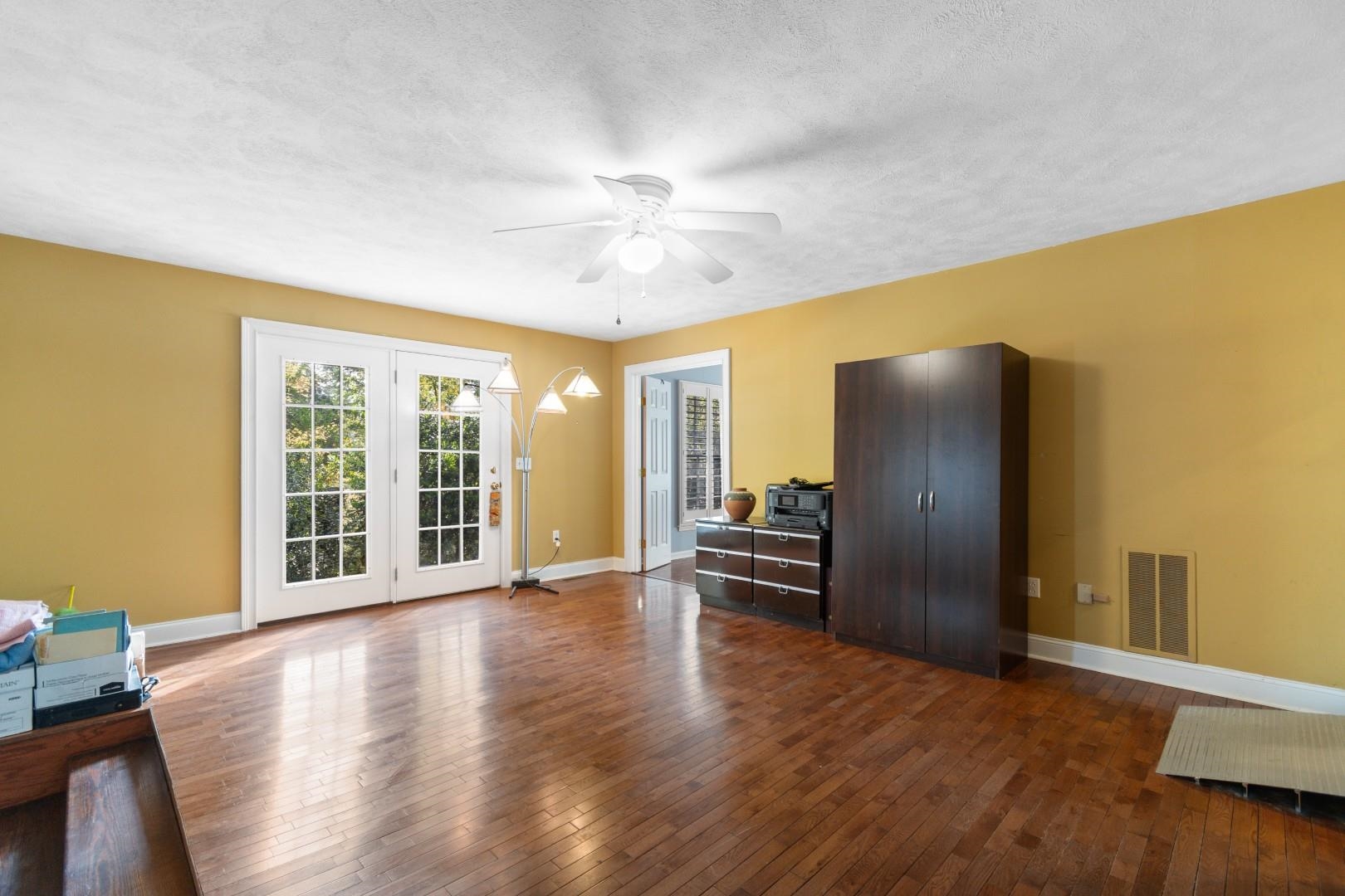 146 University Dr. Property Photo 15