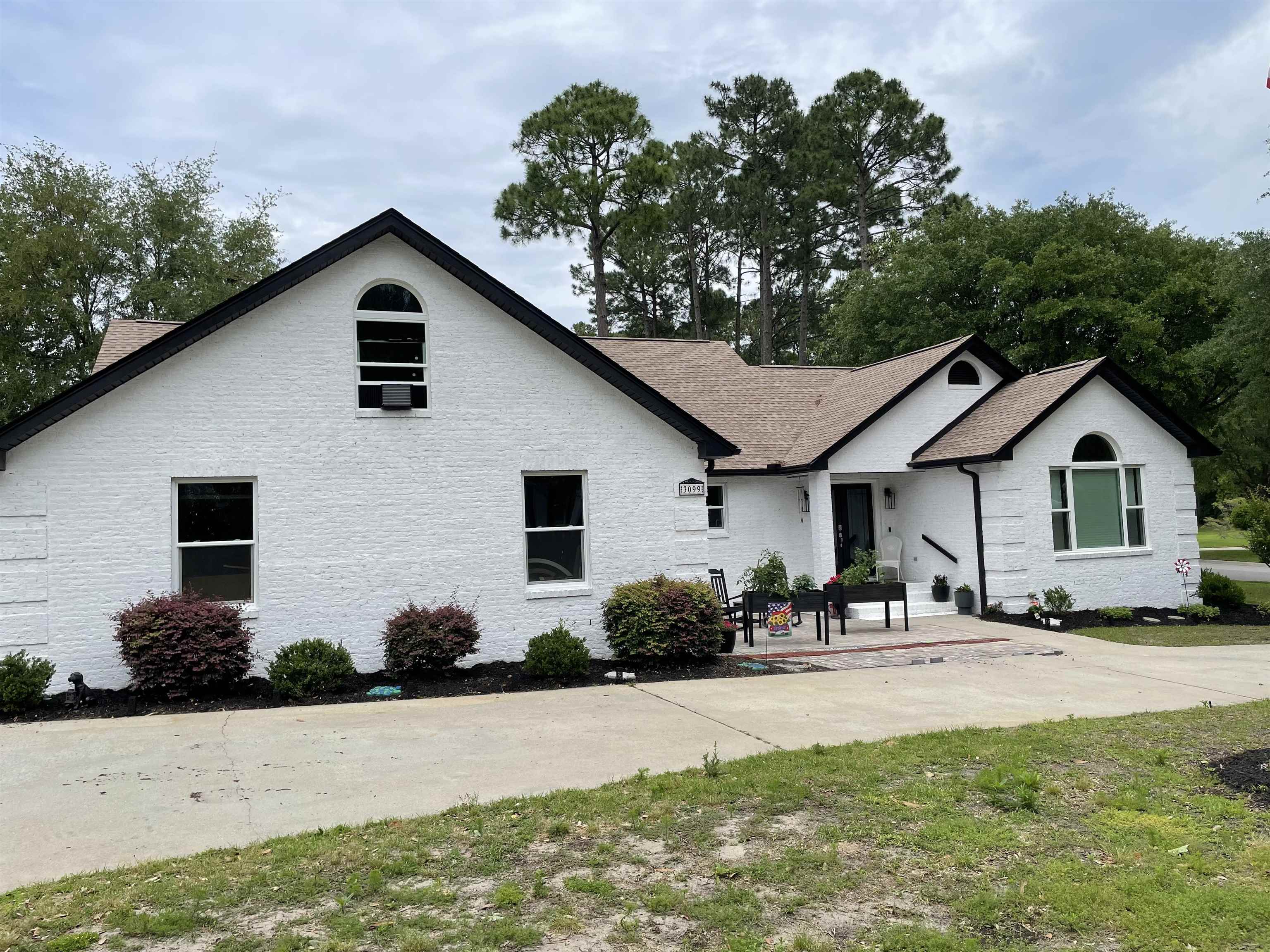 3099 Kings Ct. Property Photo 2