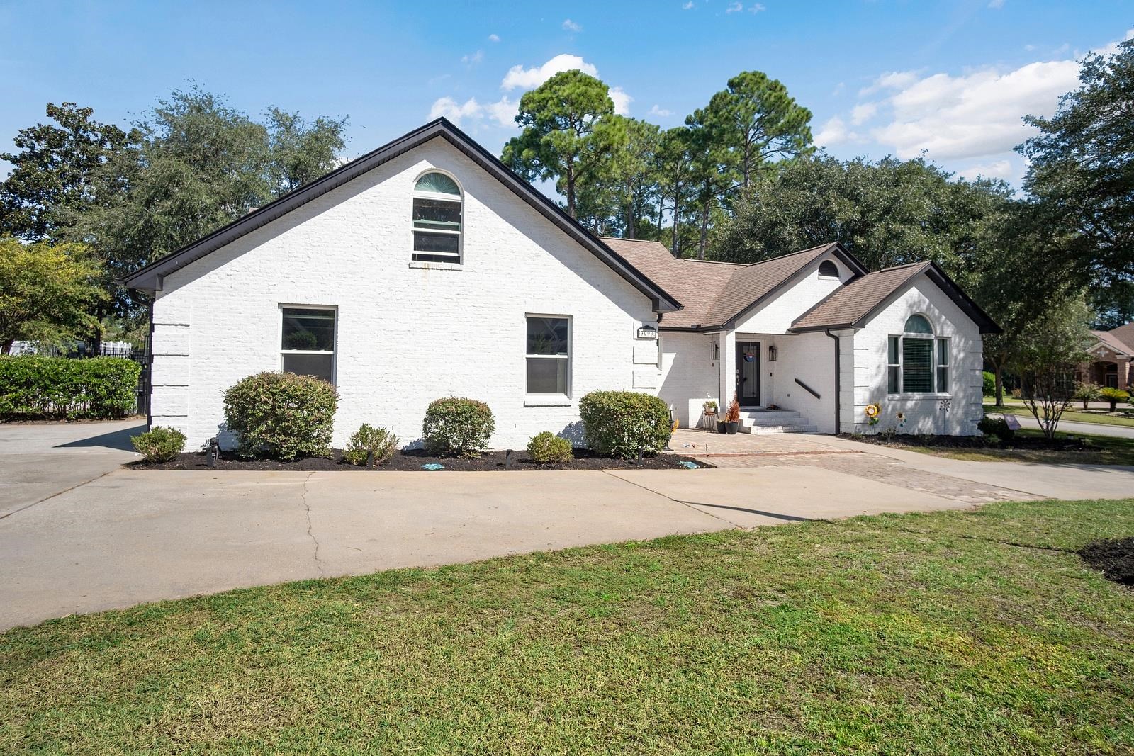 3099 Kings Ct. Property Photo 3