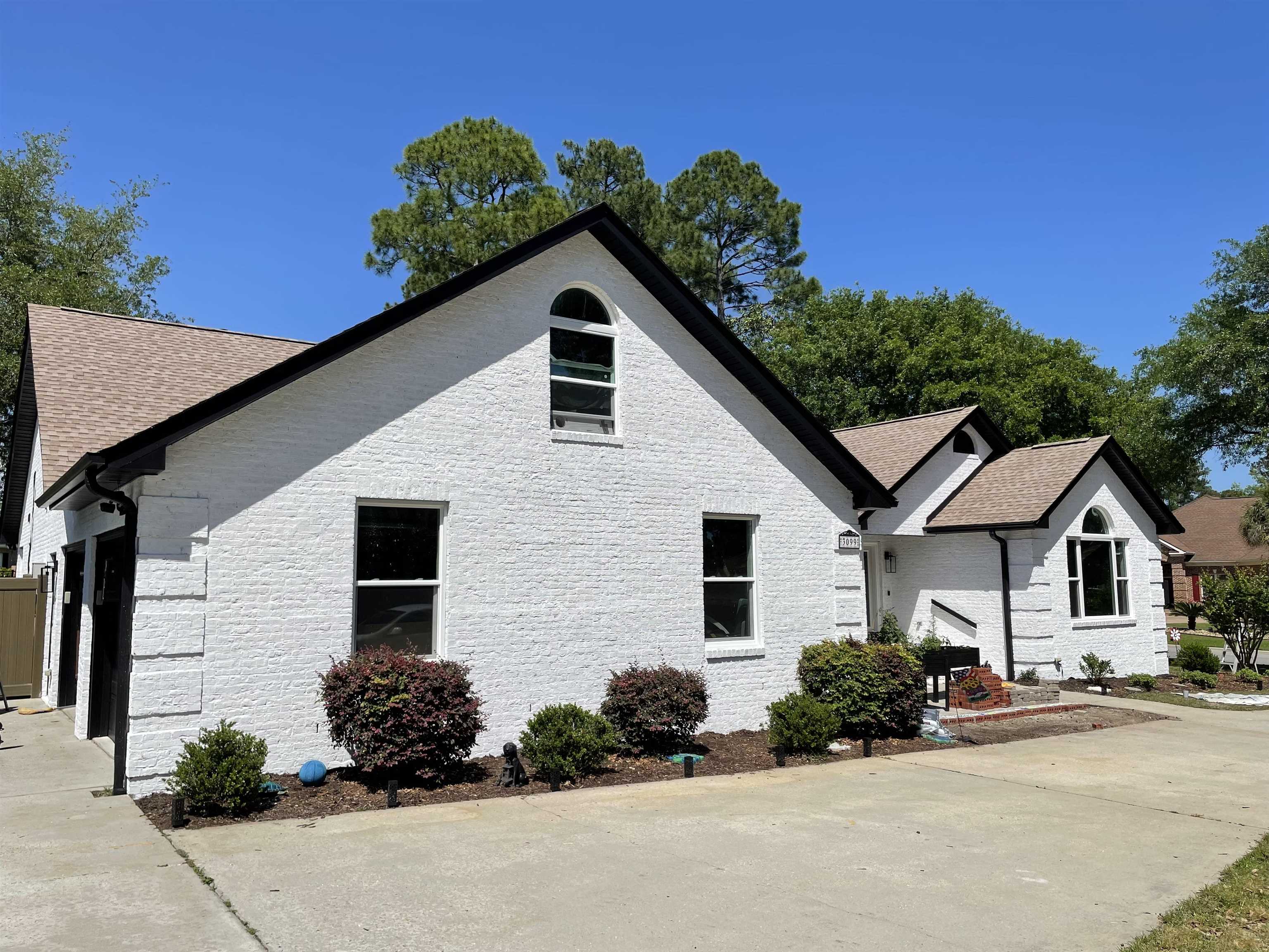 3099 Kings Ct. Property Photo 3