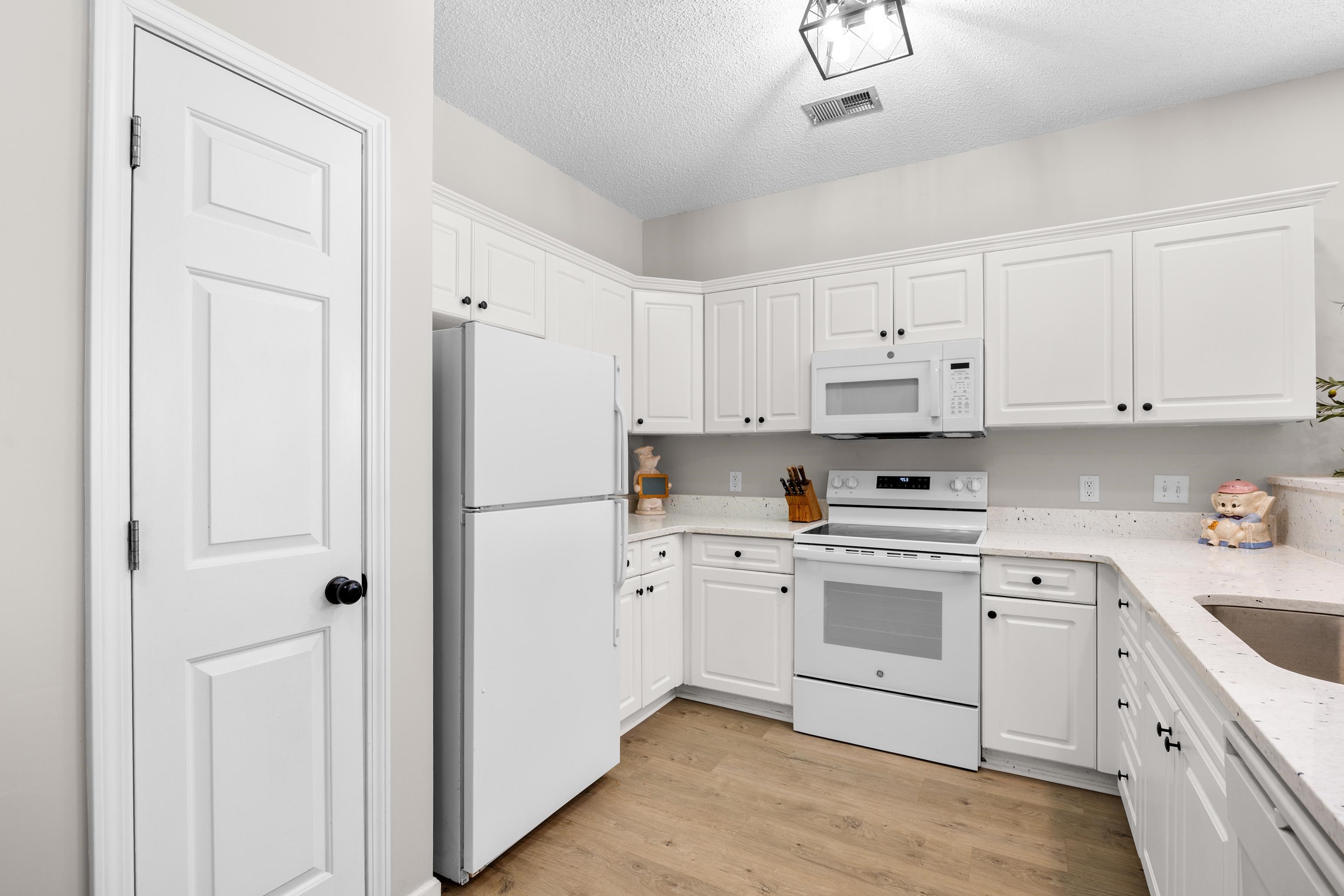 2030 Cross Gate Blvd Property Photo 2