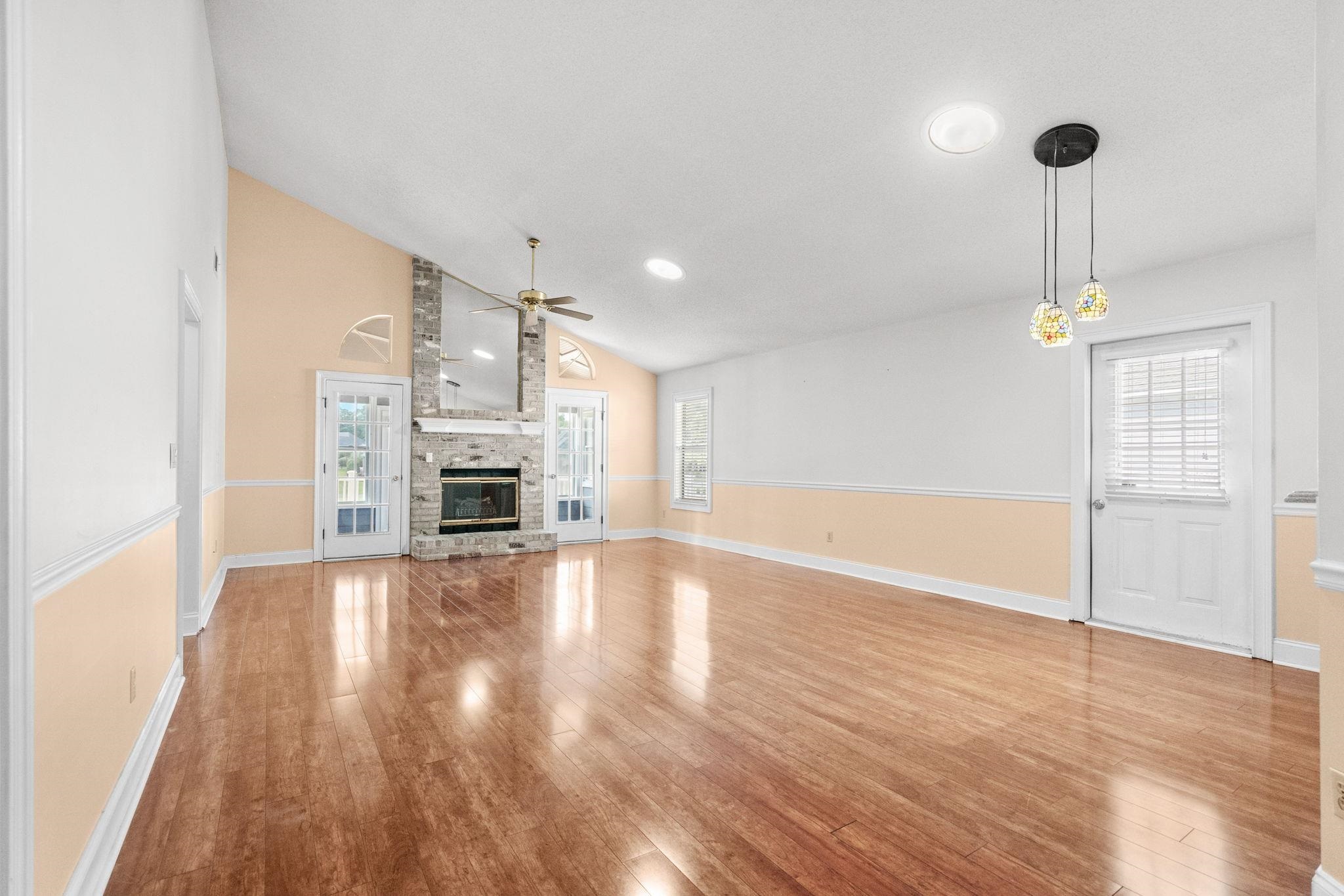 910 Knoll Dr. Property Photo 2