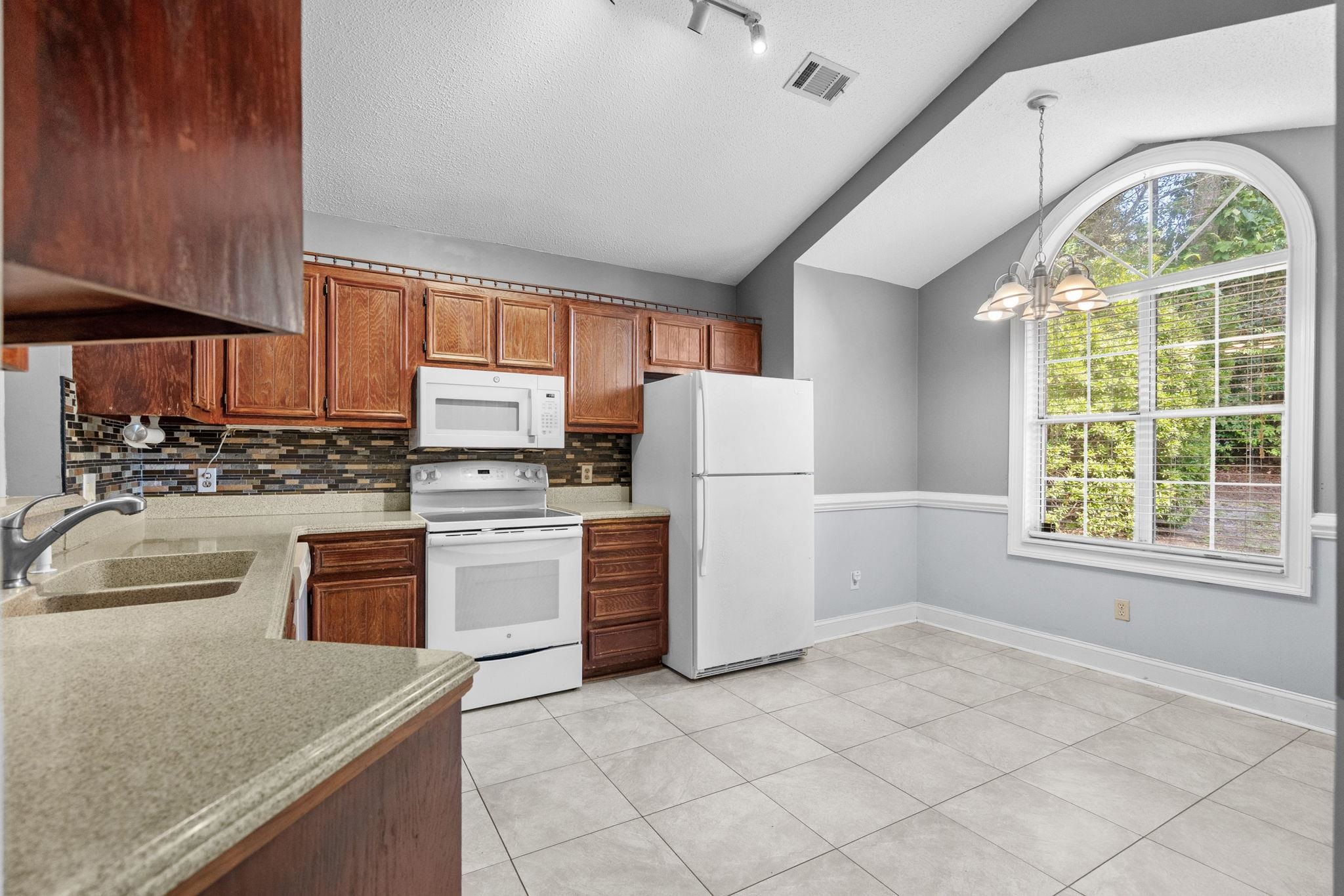 910 Knoll Dr. Property Photo 4