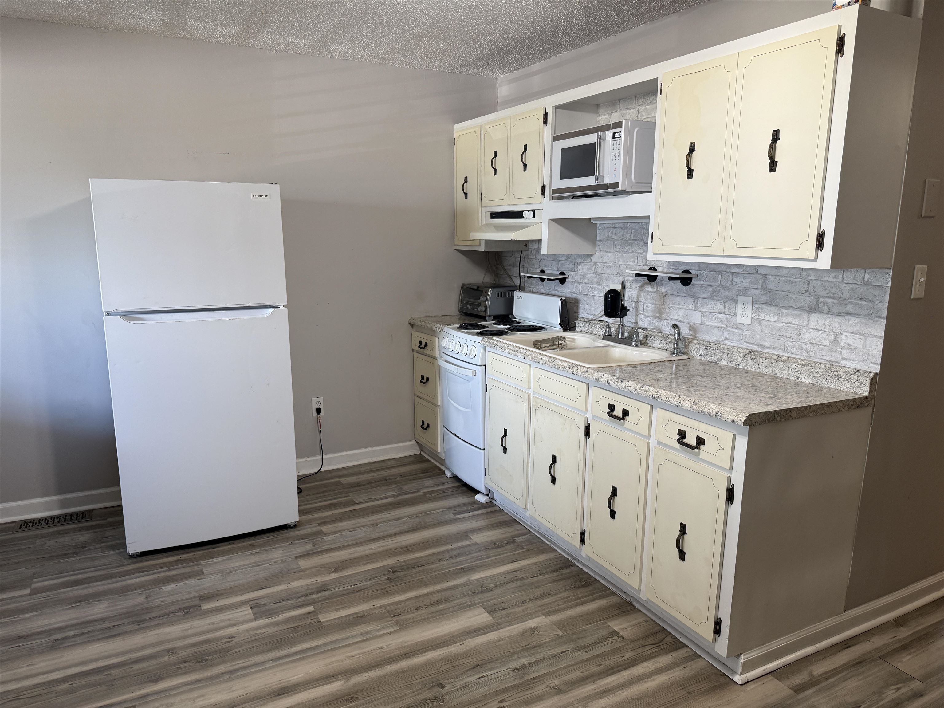 2801 Terminal St. Property Photo 5