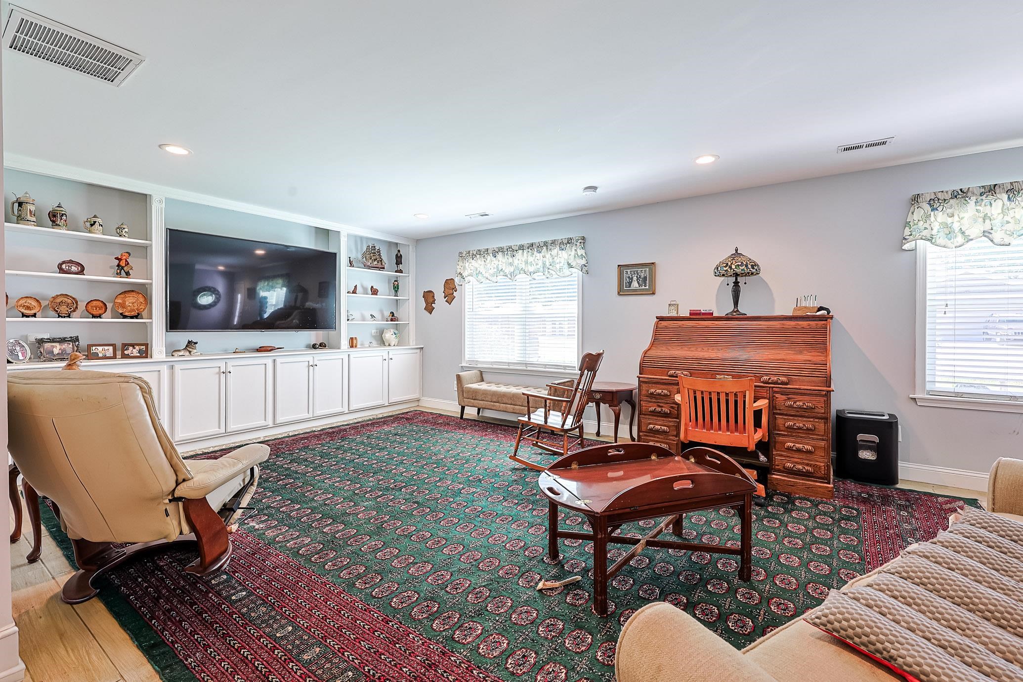 4625 Boxwood Dr. Property Photo 2