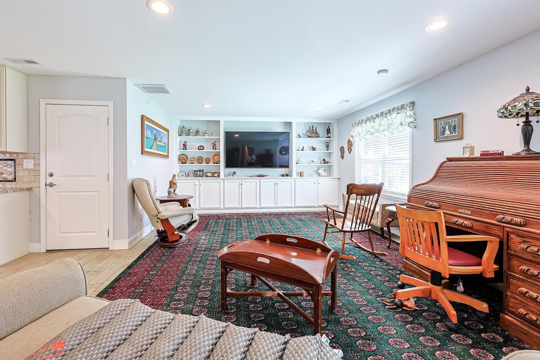 4625 Boxwood Dr. Property Photo 5