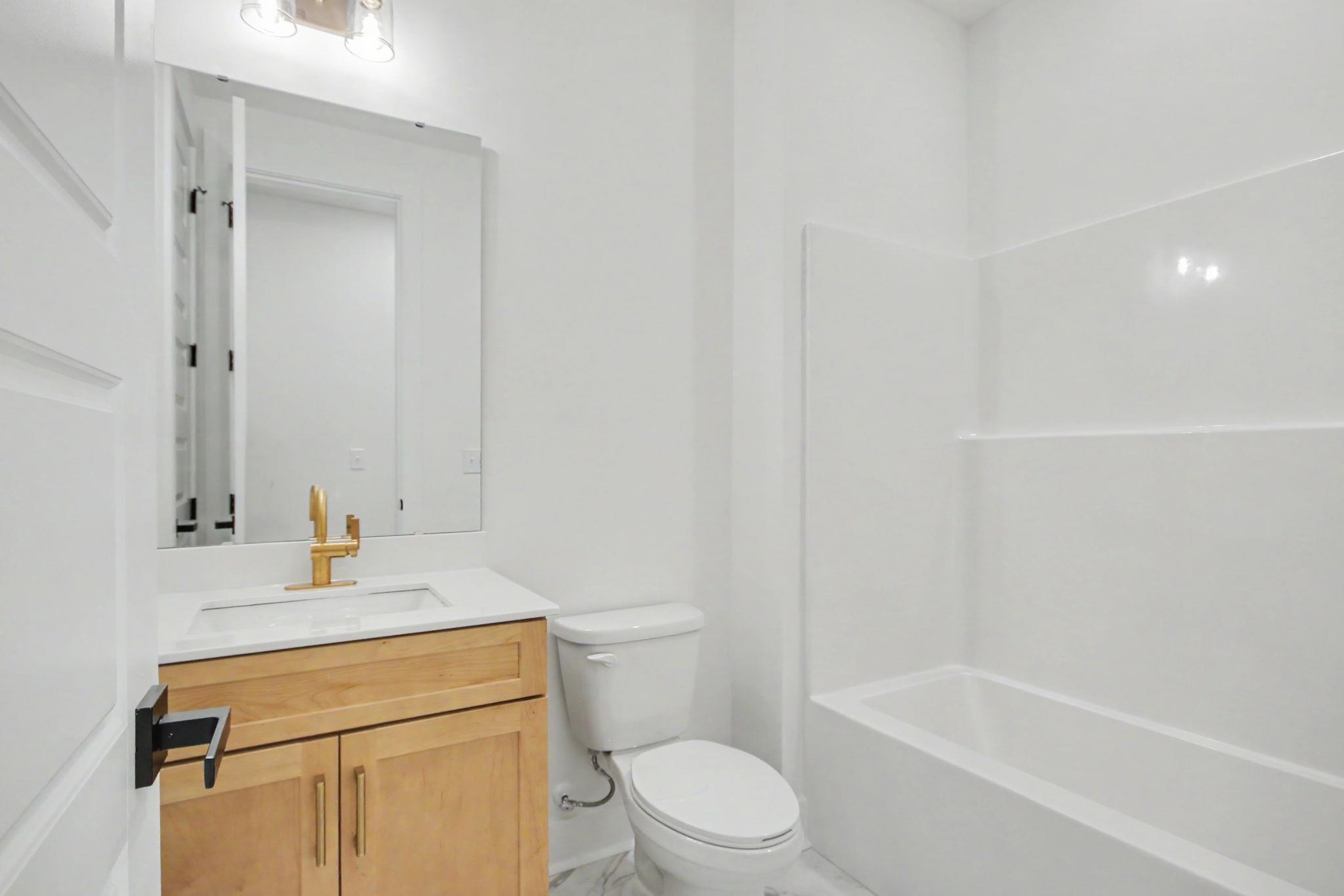 3084a Claredon St Property Photo 17