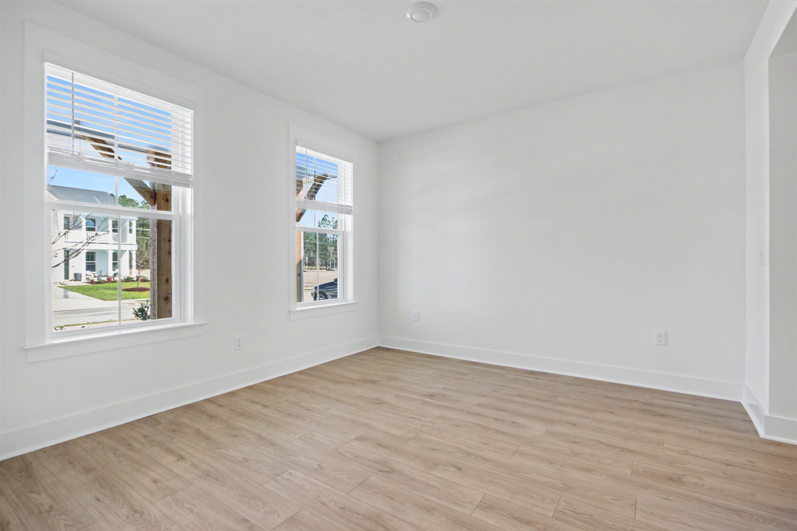 3084 Claredon St Property Photo 5