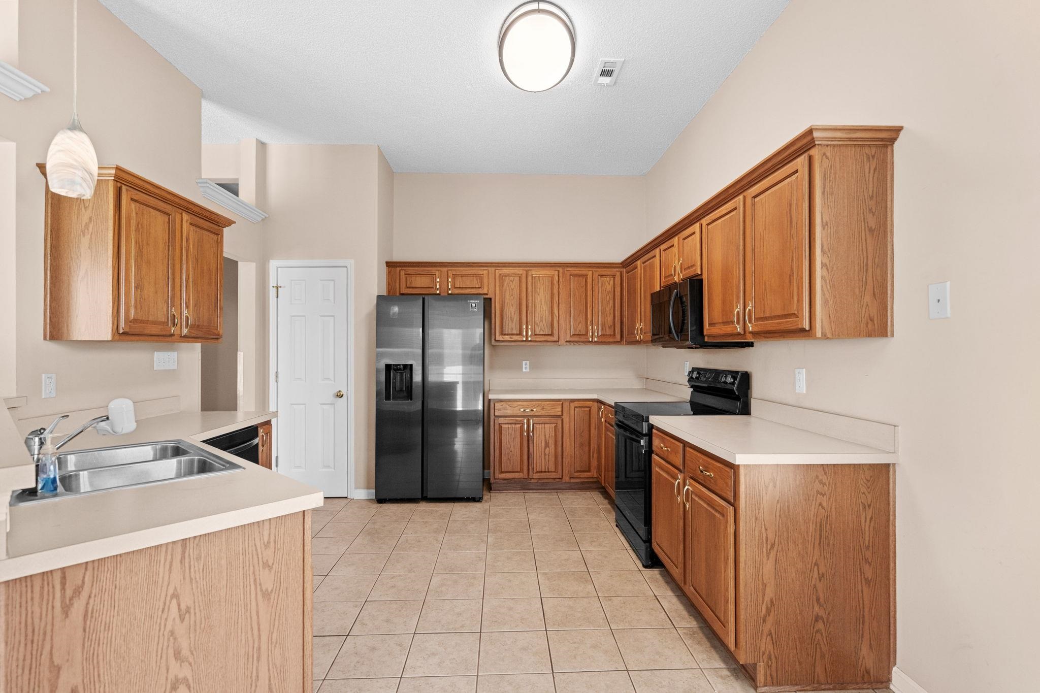 912 Bromley Ct. Property Photo 19