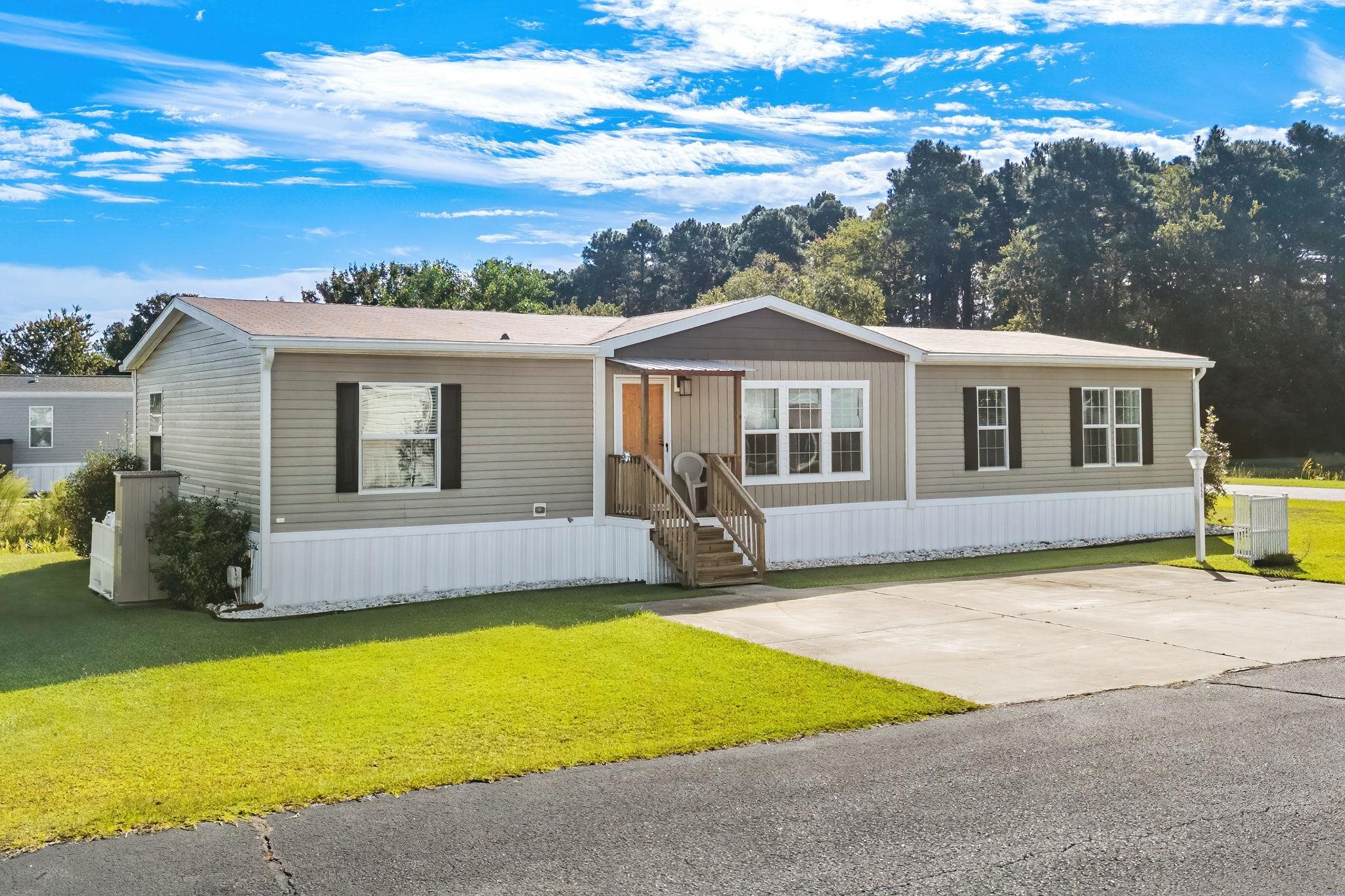 1040 Colonial Ln. Property Photo 1