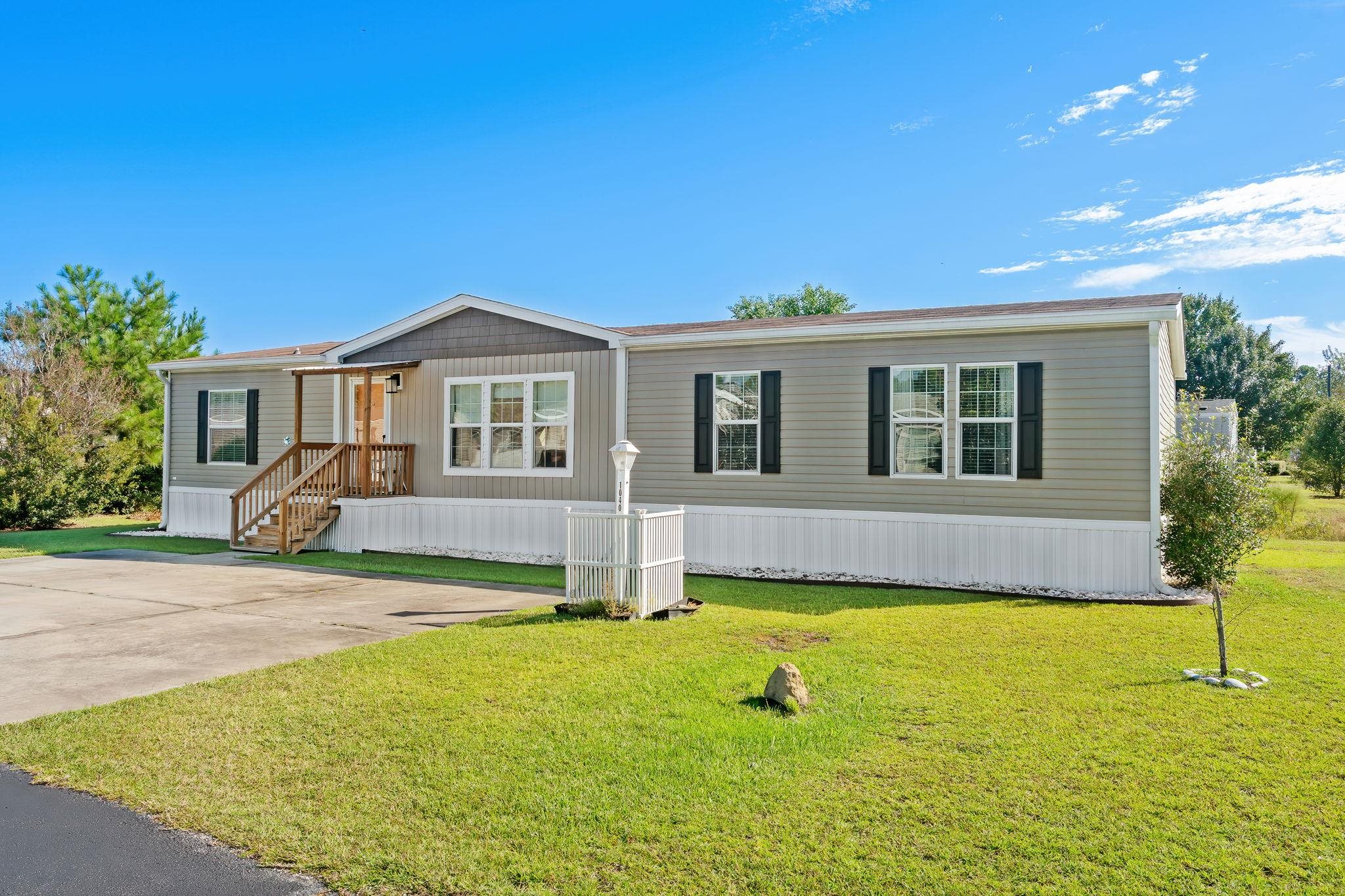 1040 Colonial Ln. Property Photo 2