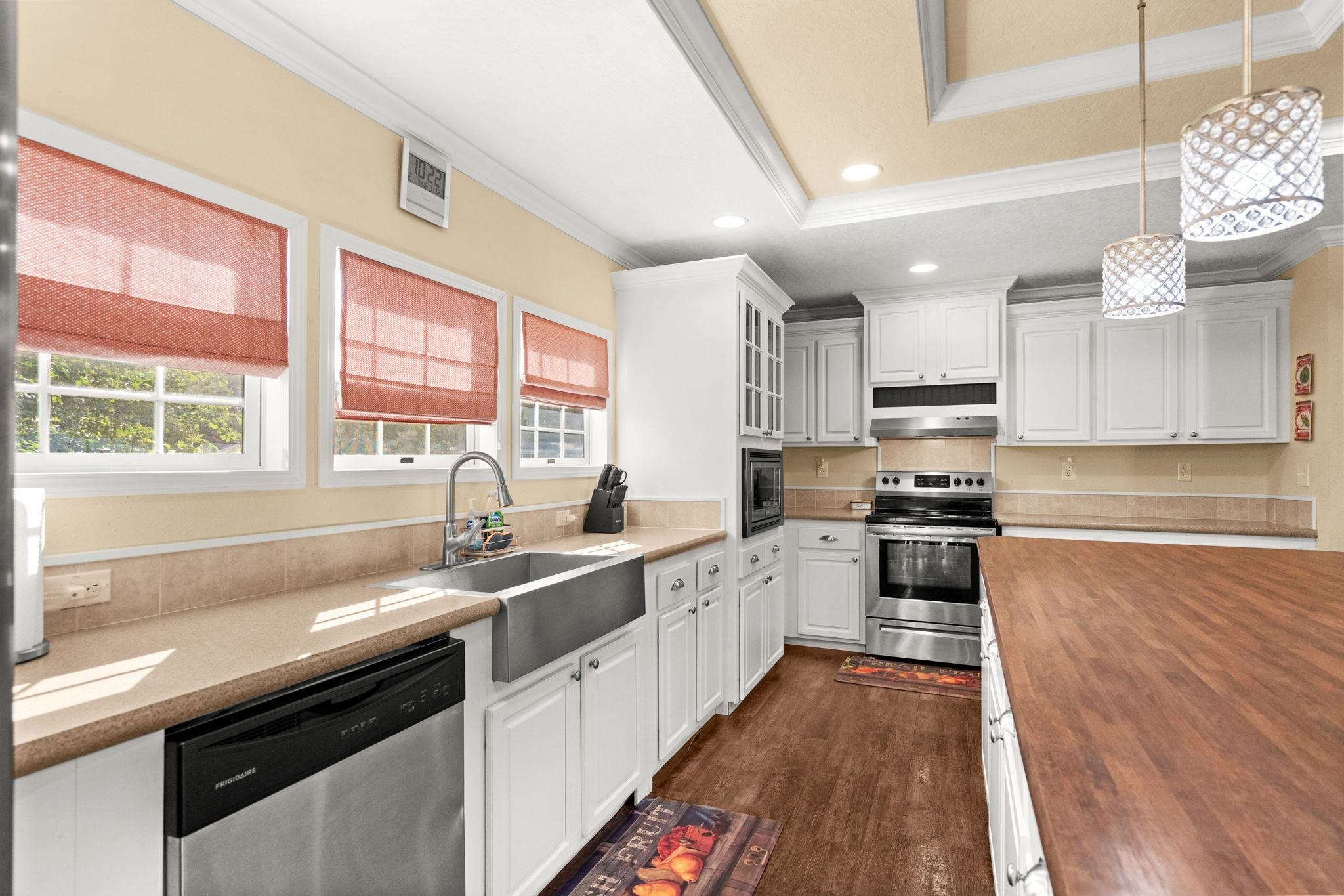 1040 Colonial Ln. Property Photo 8