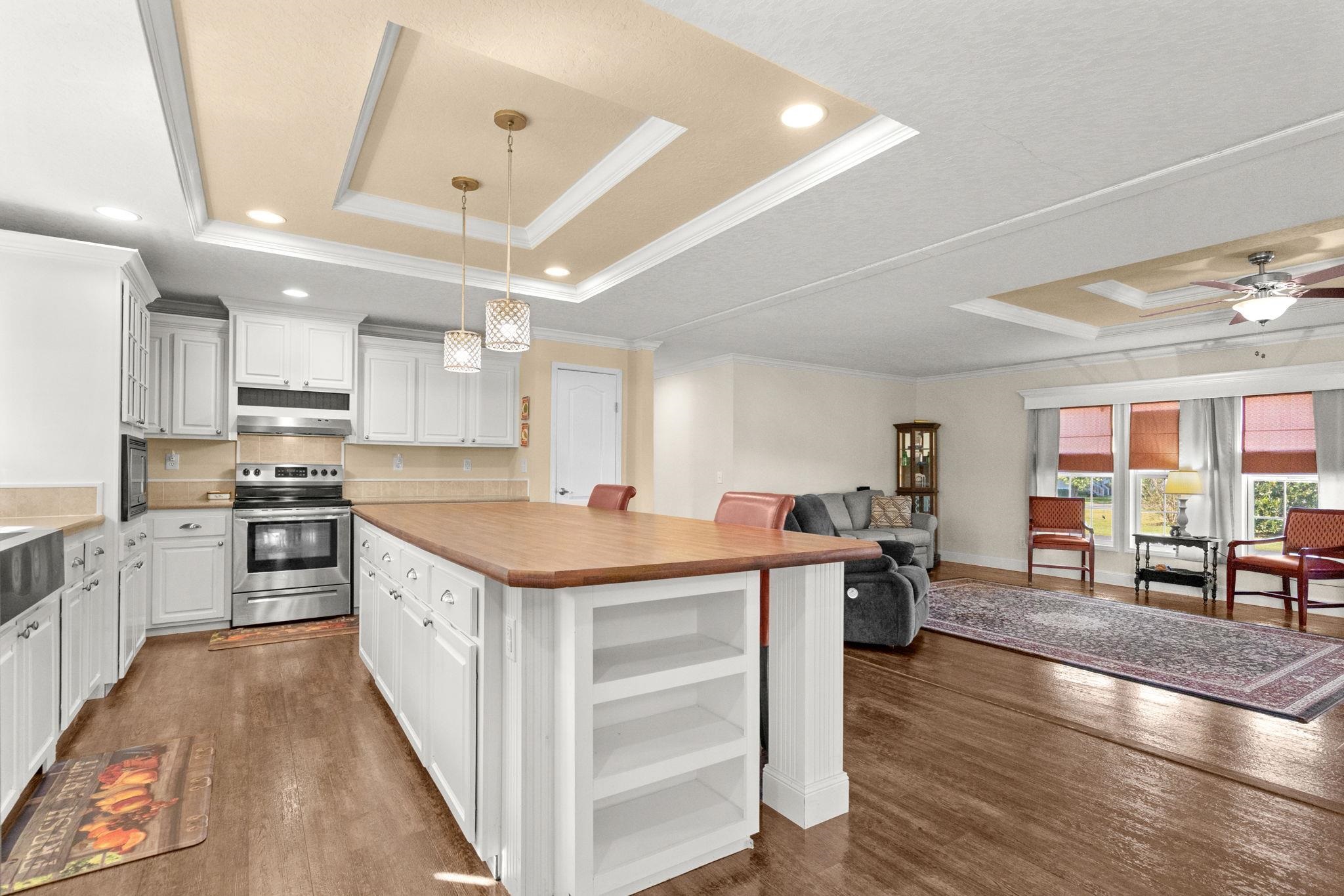 1040 Colonial Ln. Property Photo 9