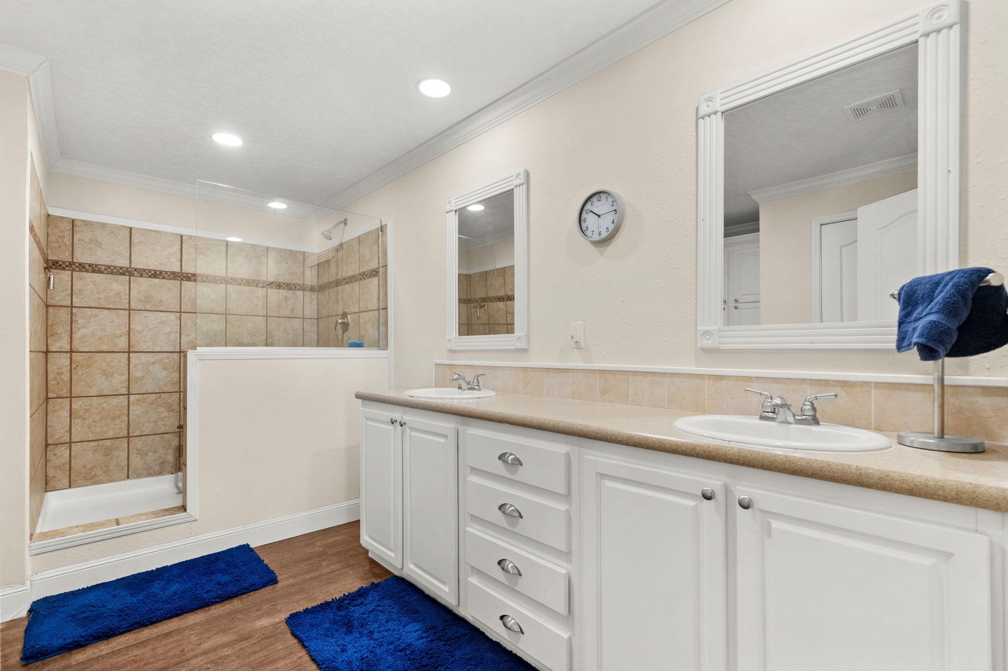 1040 Colonial Ln. Property Photo 21