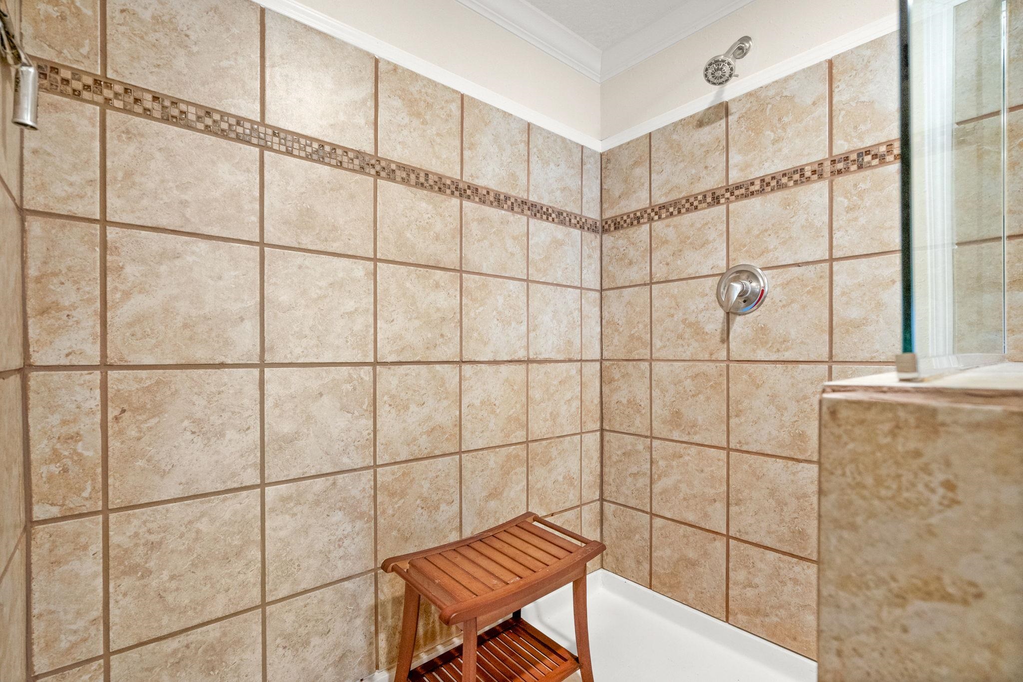 1040 Colonial Ln. Property Photo 22