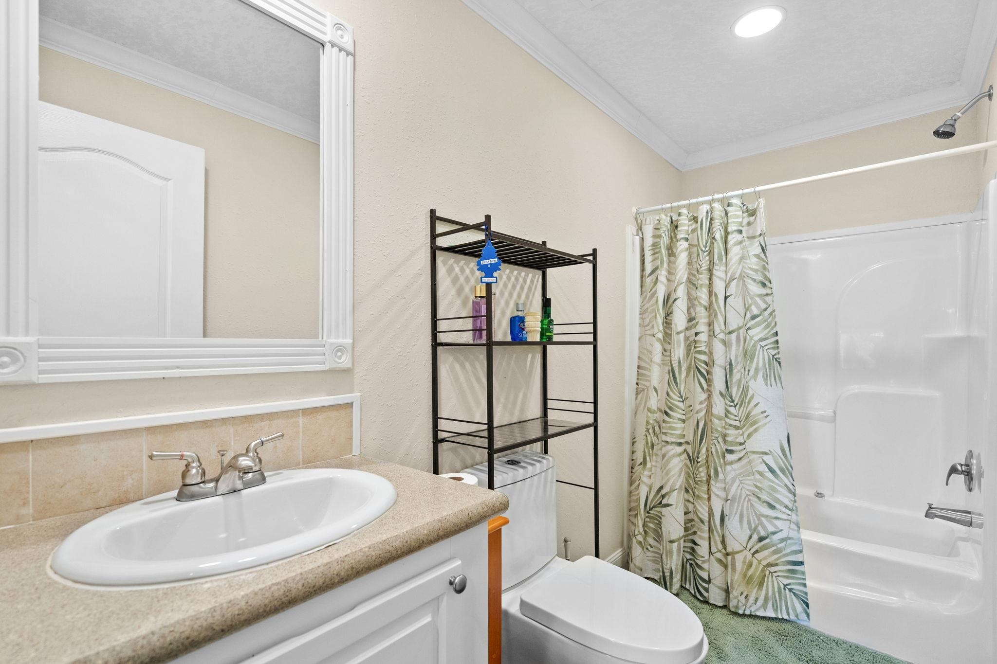 1040 Colonial Ln. Property Photo 26