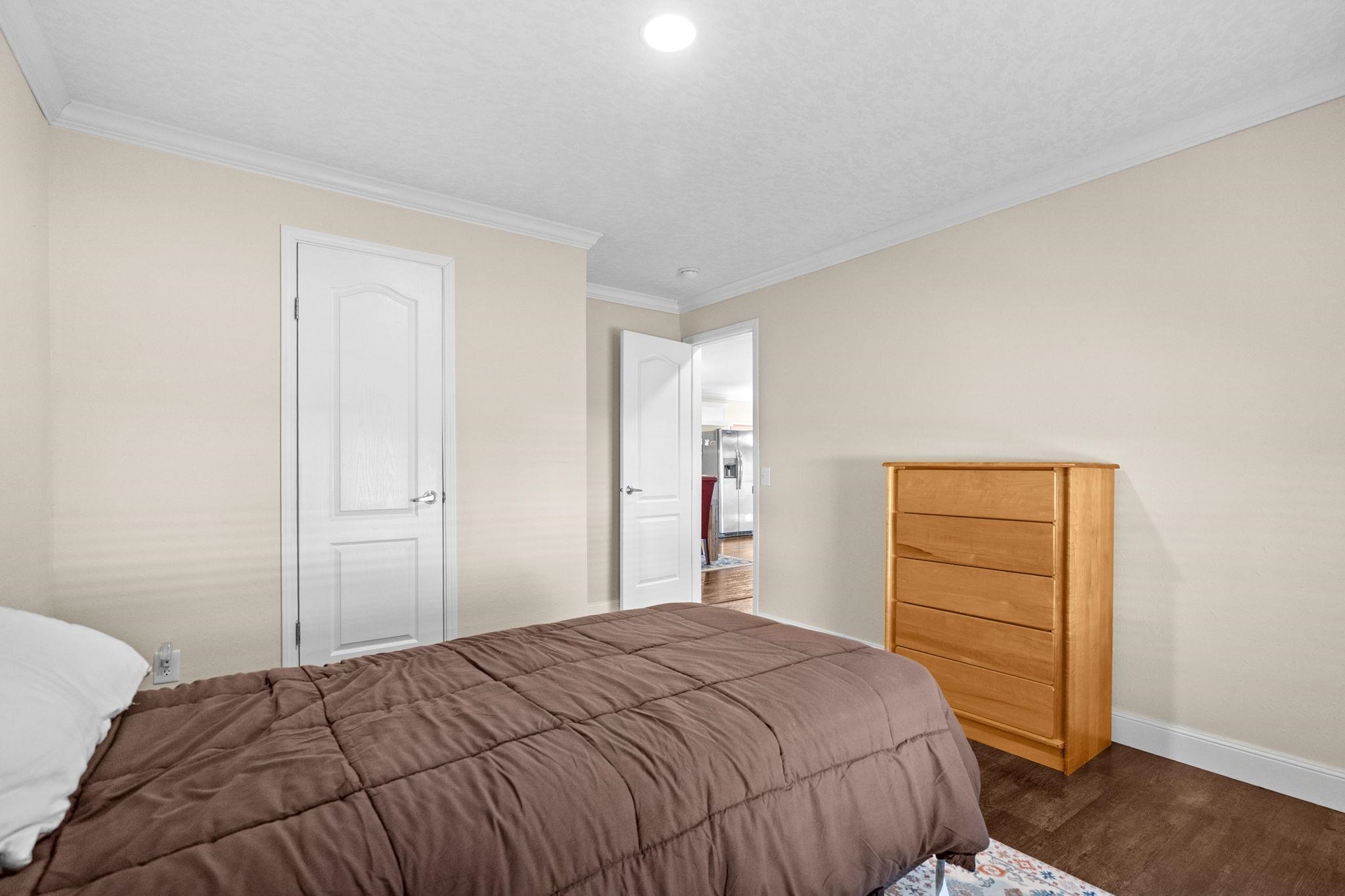 1040 Colonial Ln. Property Photo 28
