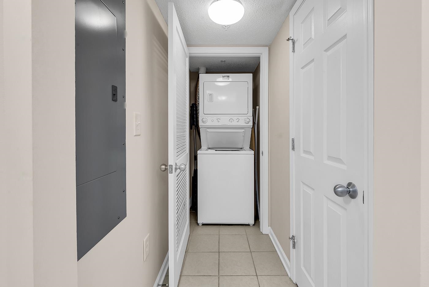 2151 Bridgeview Ct. Property Photo 3