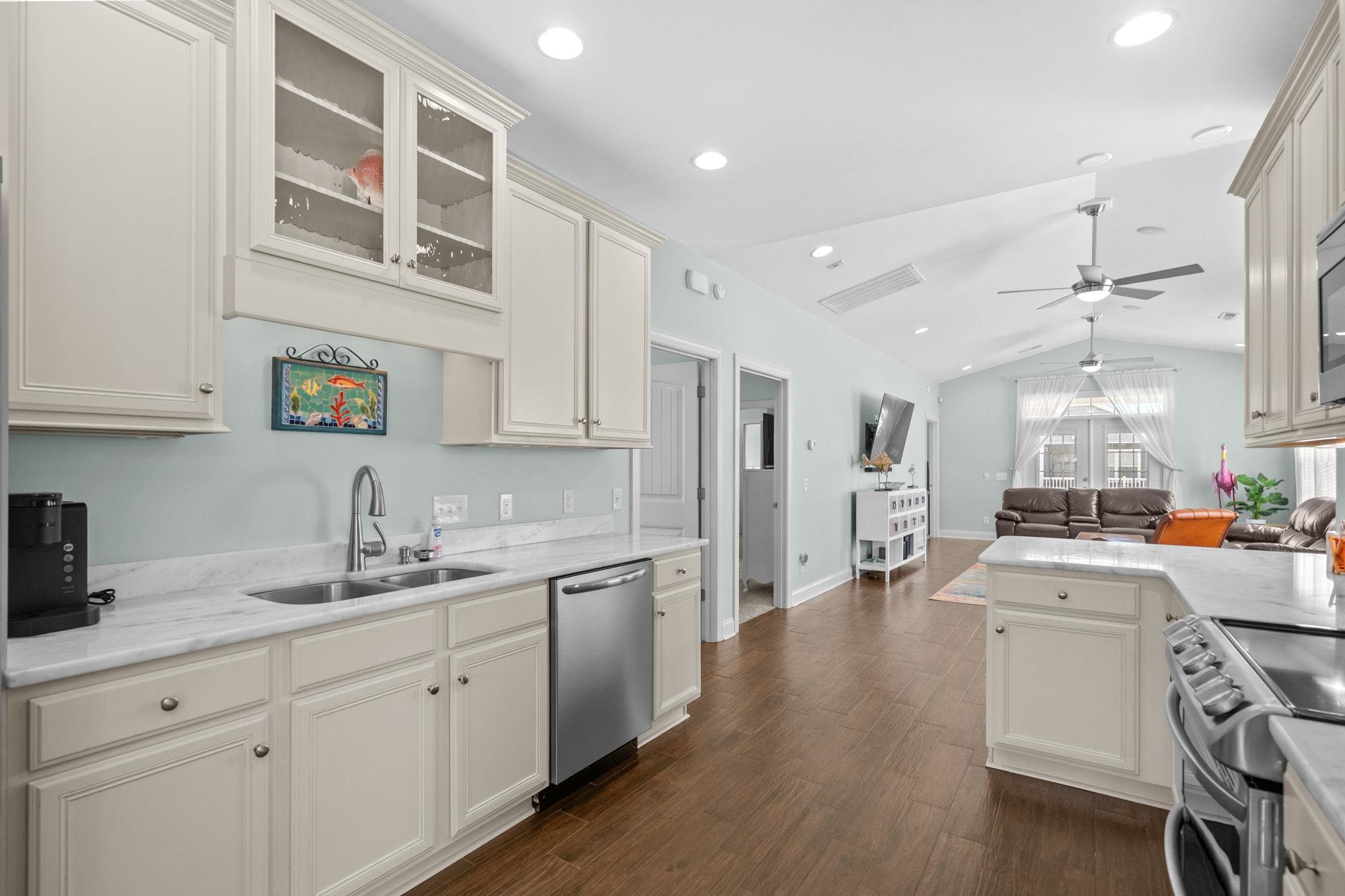 728 Ashland Ave. Property Photo 8