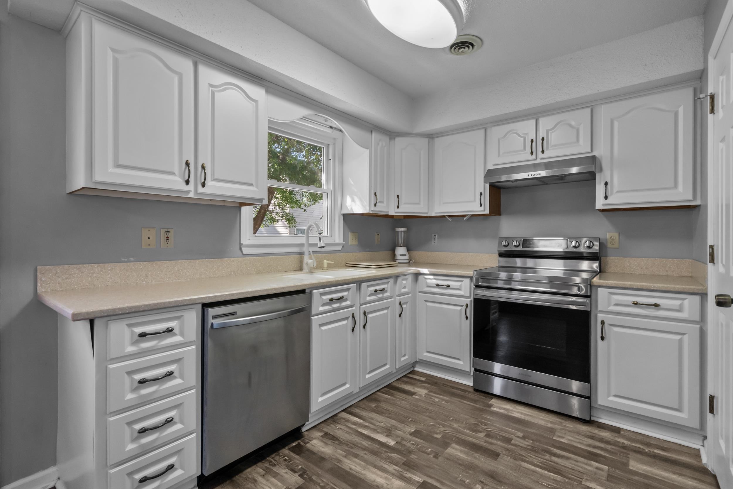 884 Brenda Pl. Property Photo 11