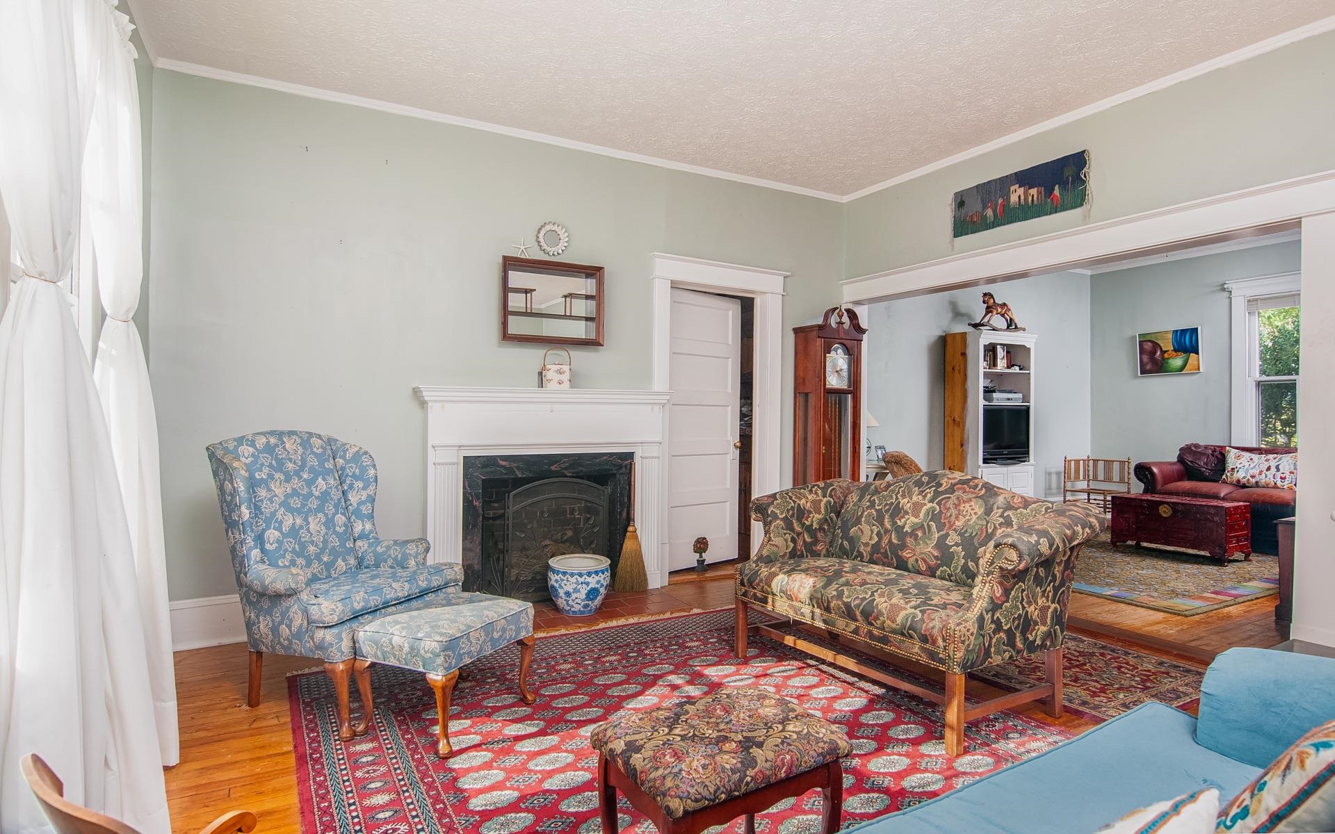 213 Queen St. Property Photo 7