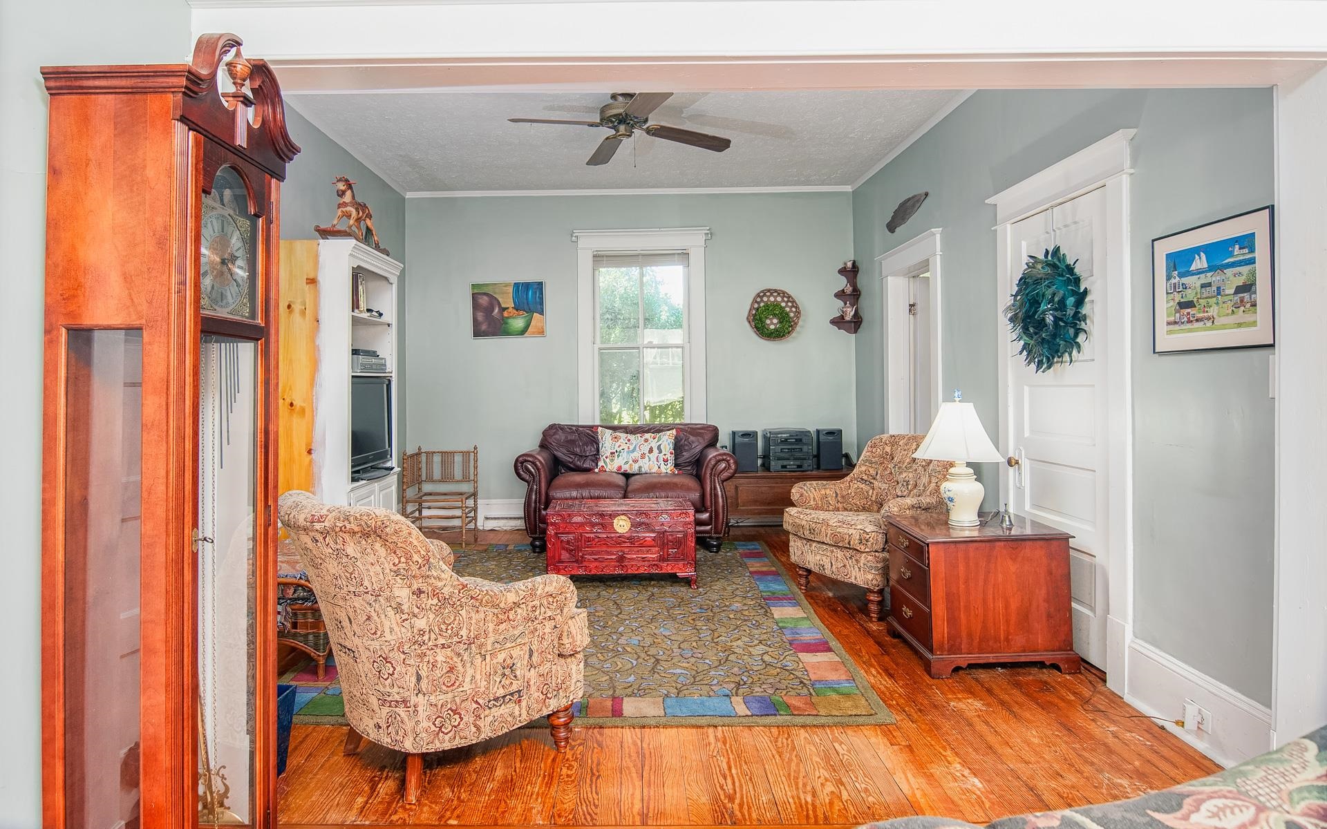213 Queen St. Property Photo 8