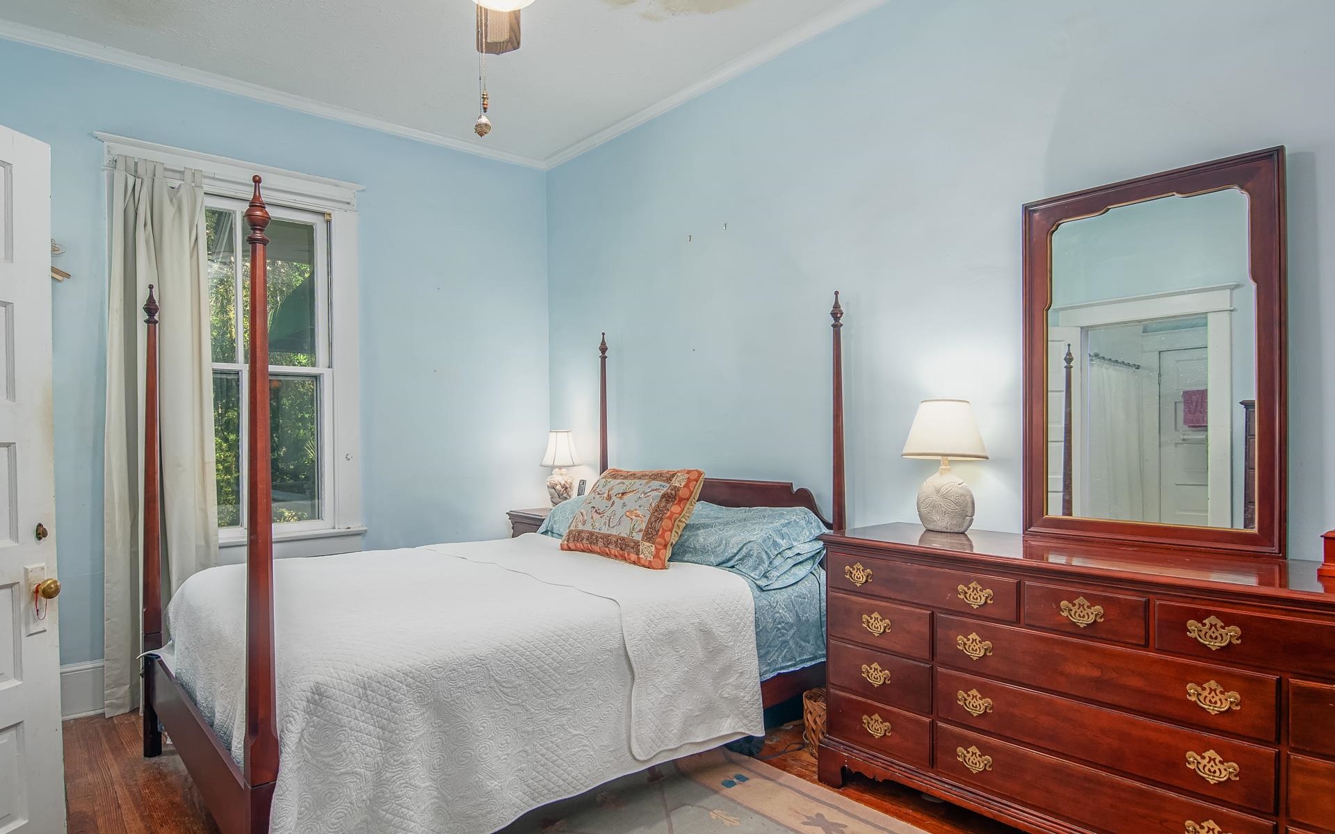 213 Queen St. Property Photo 14