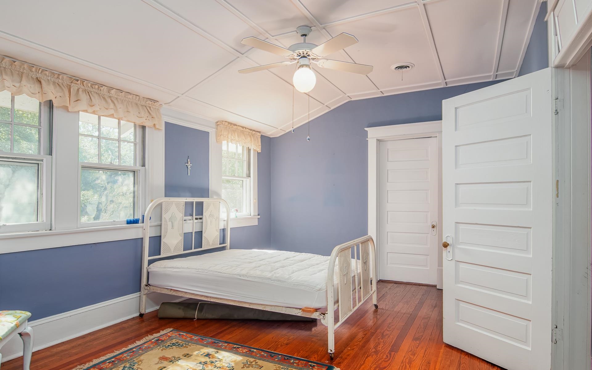 213 Queen St. Property Photo 18