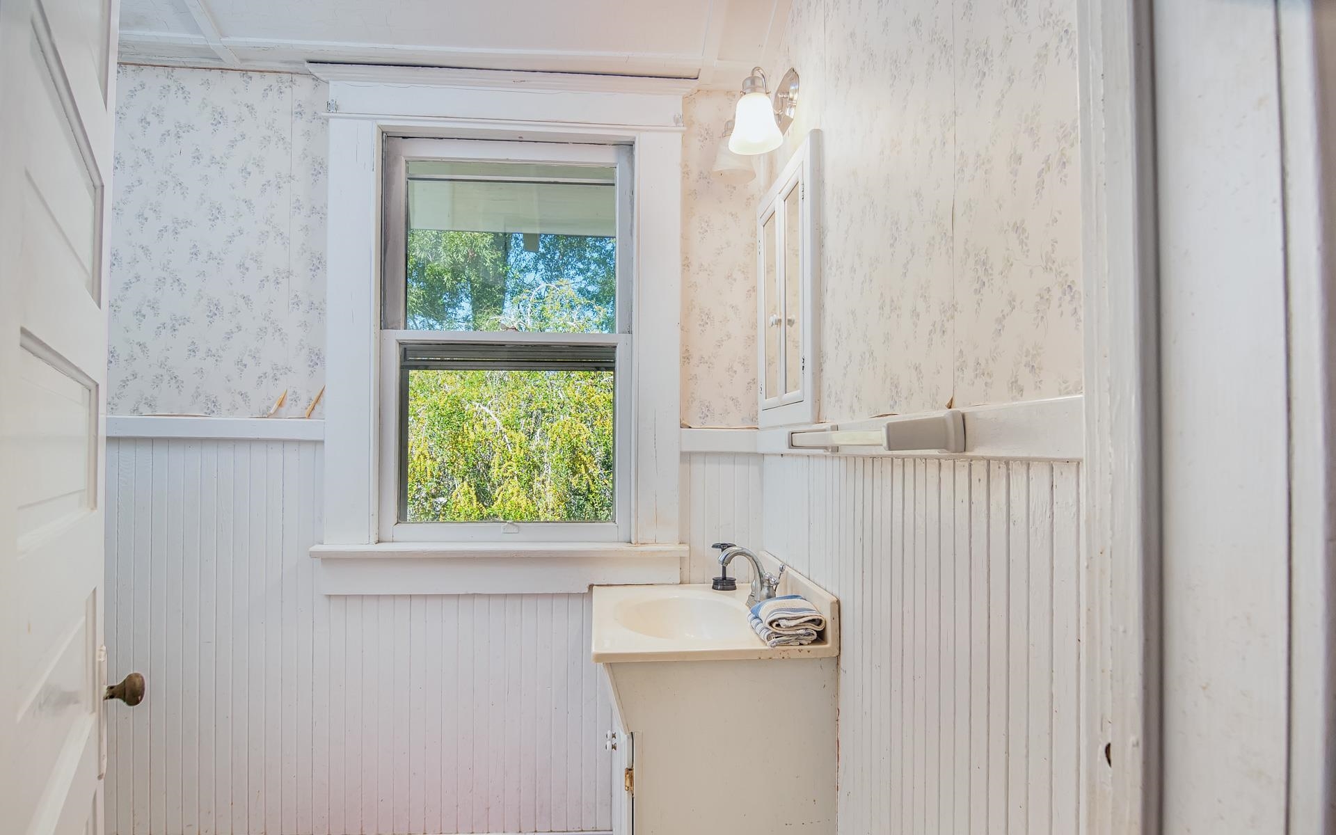 213 Queen St. Property Photo 20