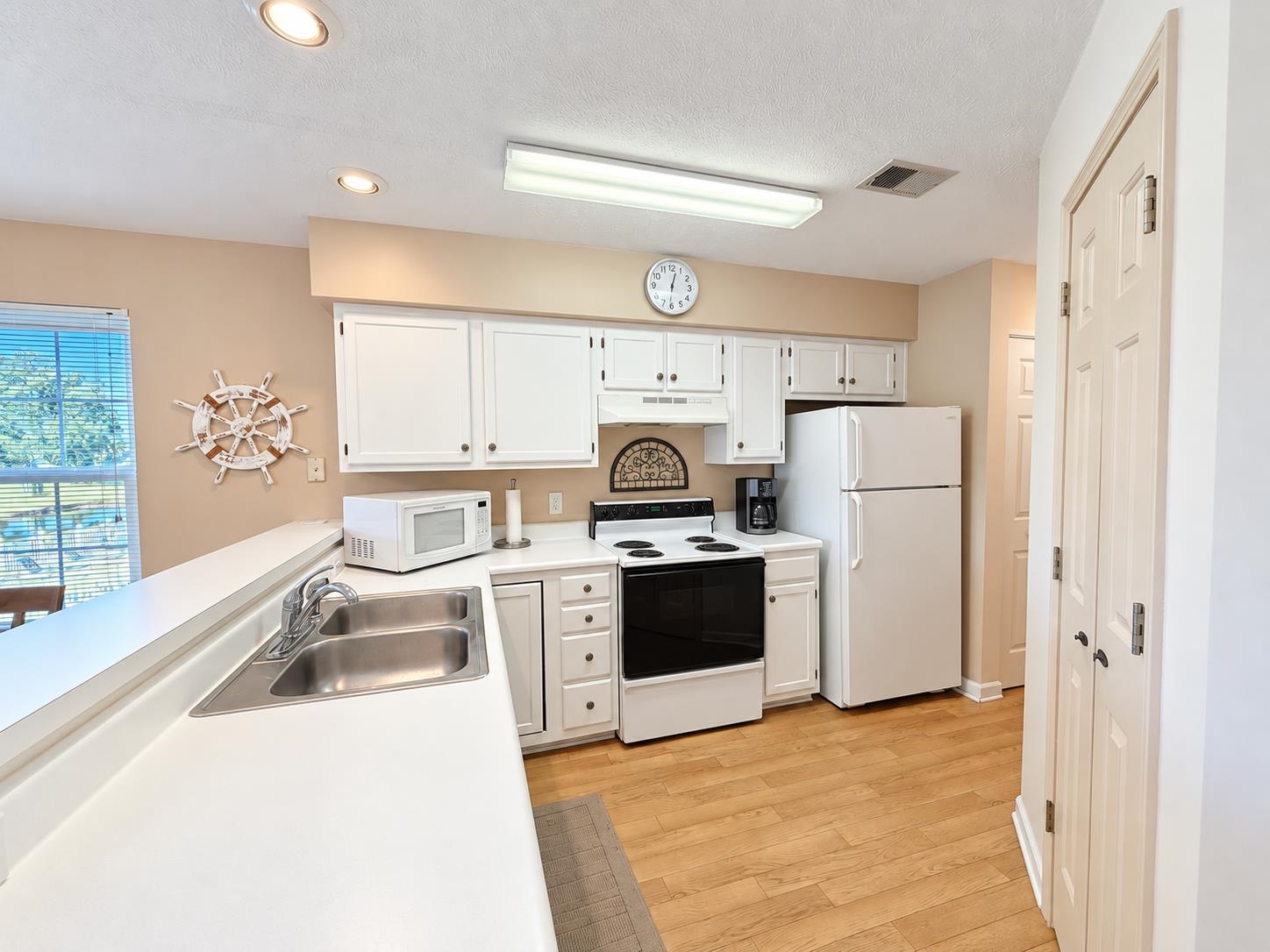 677 Tupelo Ln. Property Photo 4