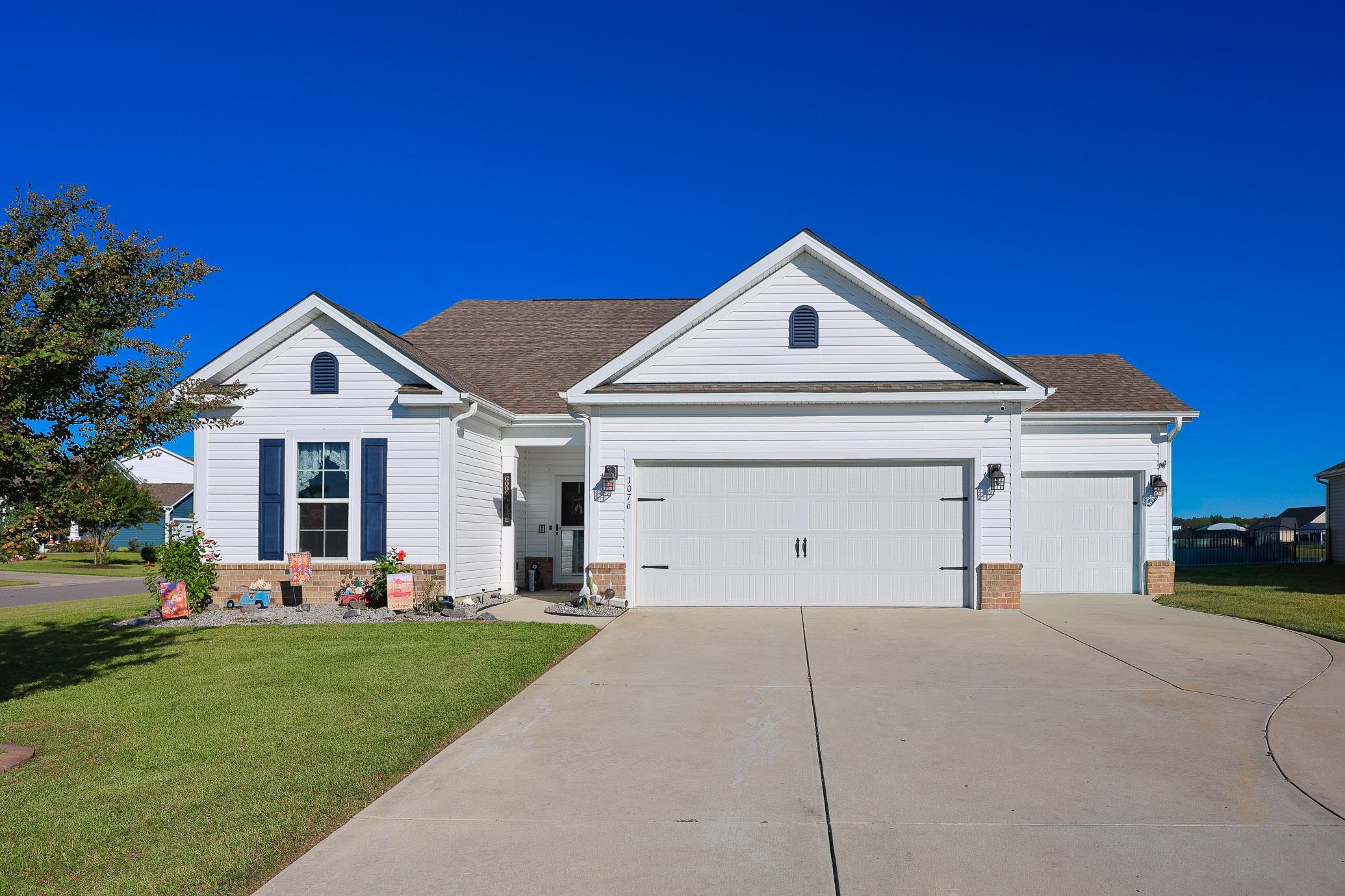 1076 Caprisia Loop Property Photo 1
