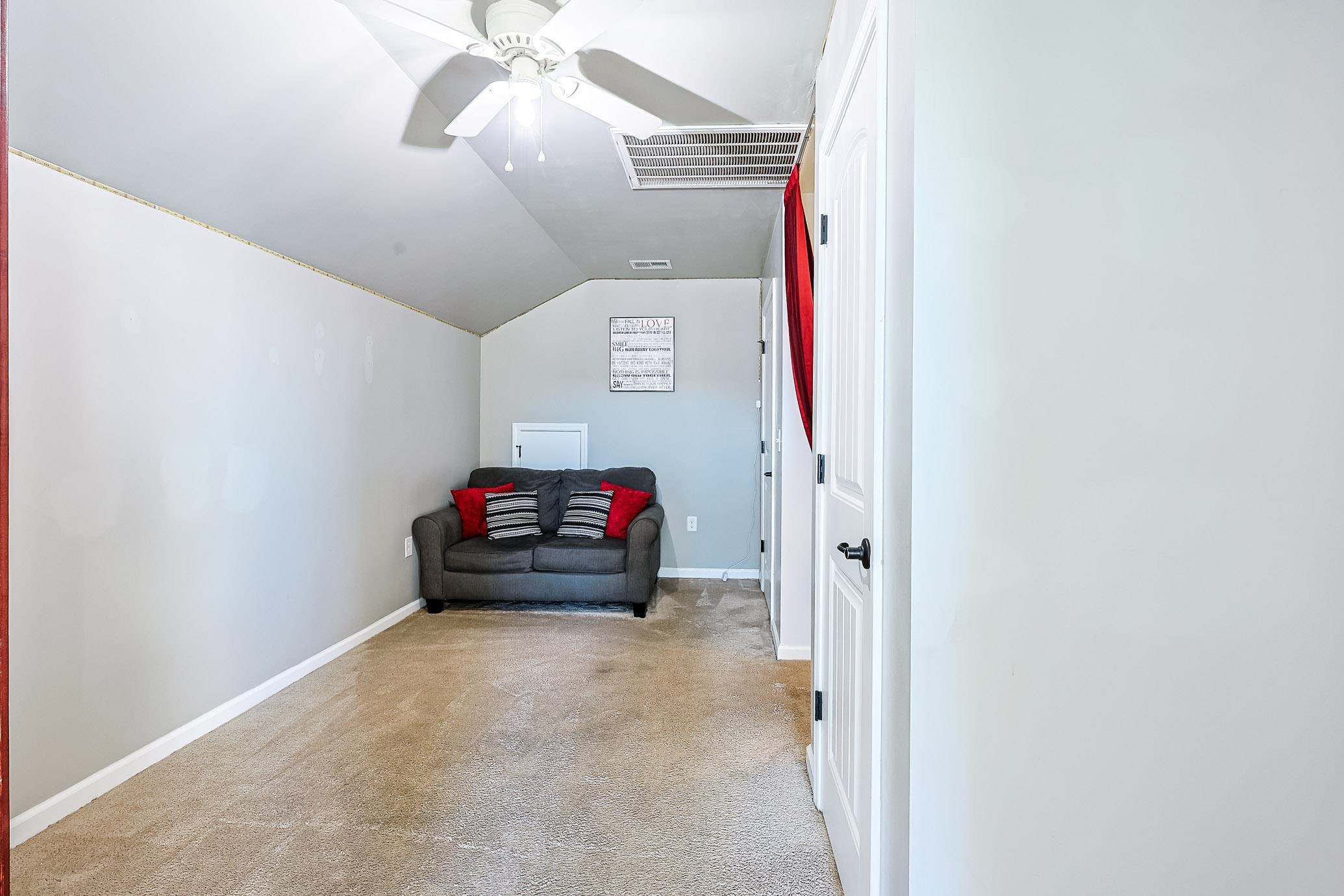 1076 Caprisia Loop Property Photo 21