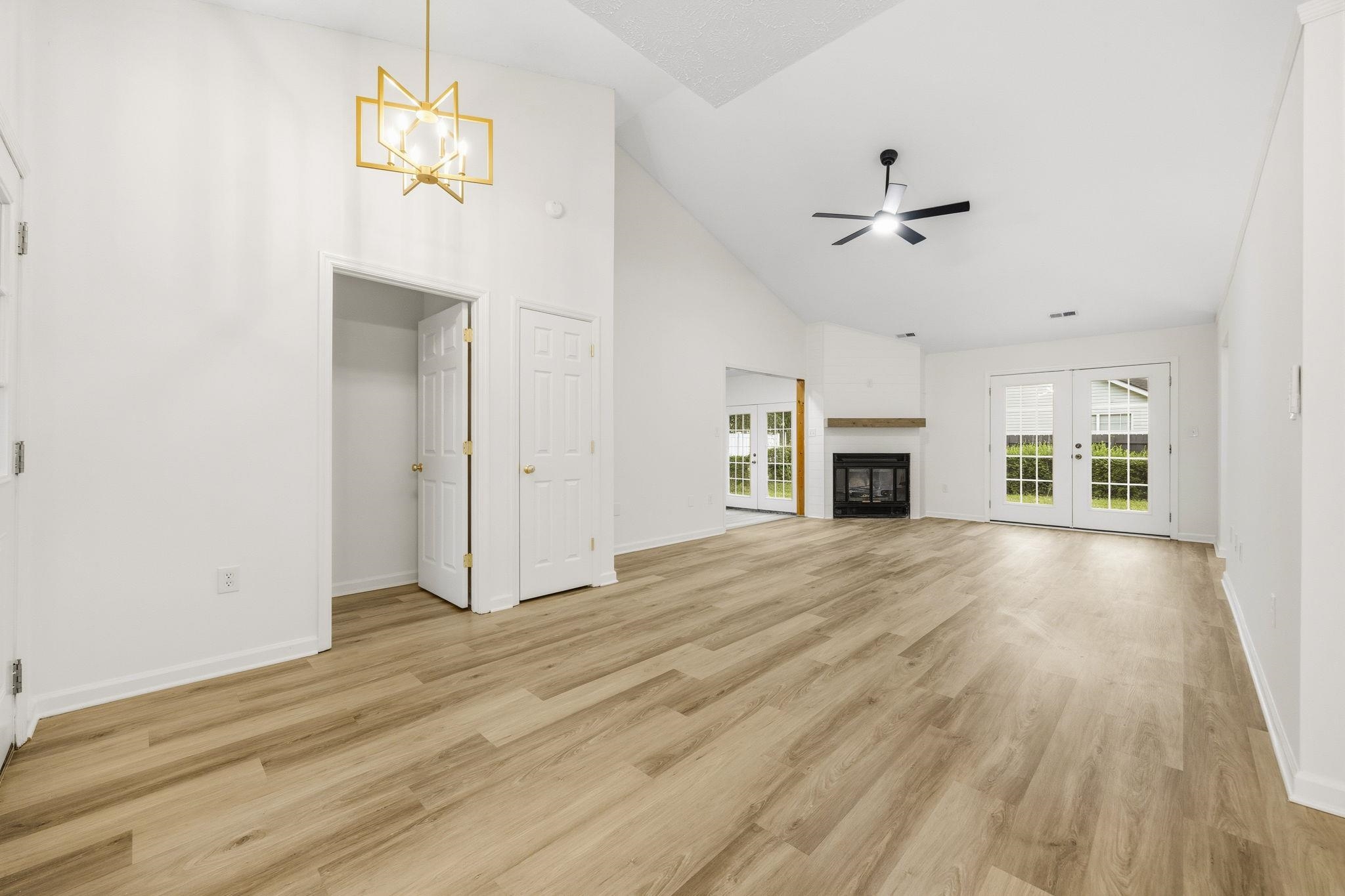 3923 Lochview Dr. Property Photo 4