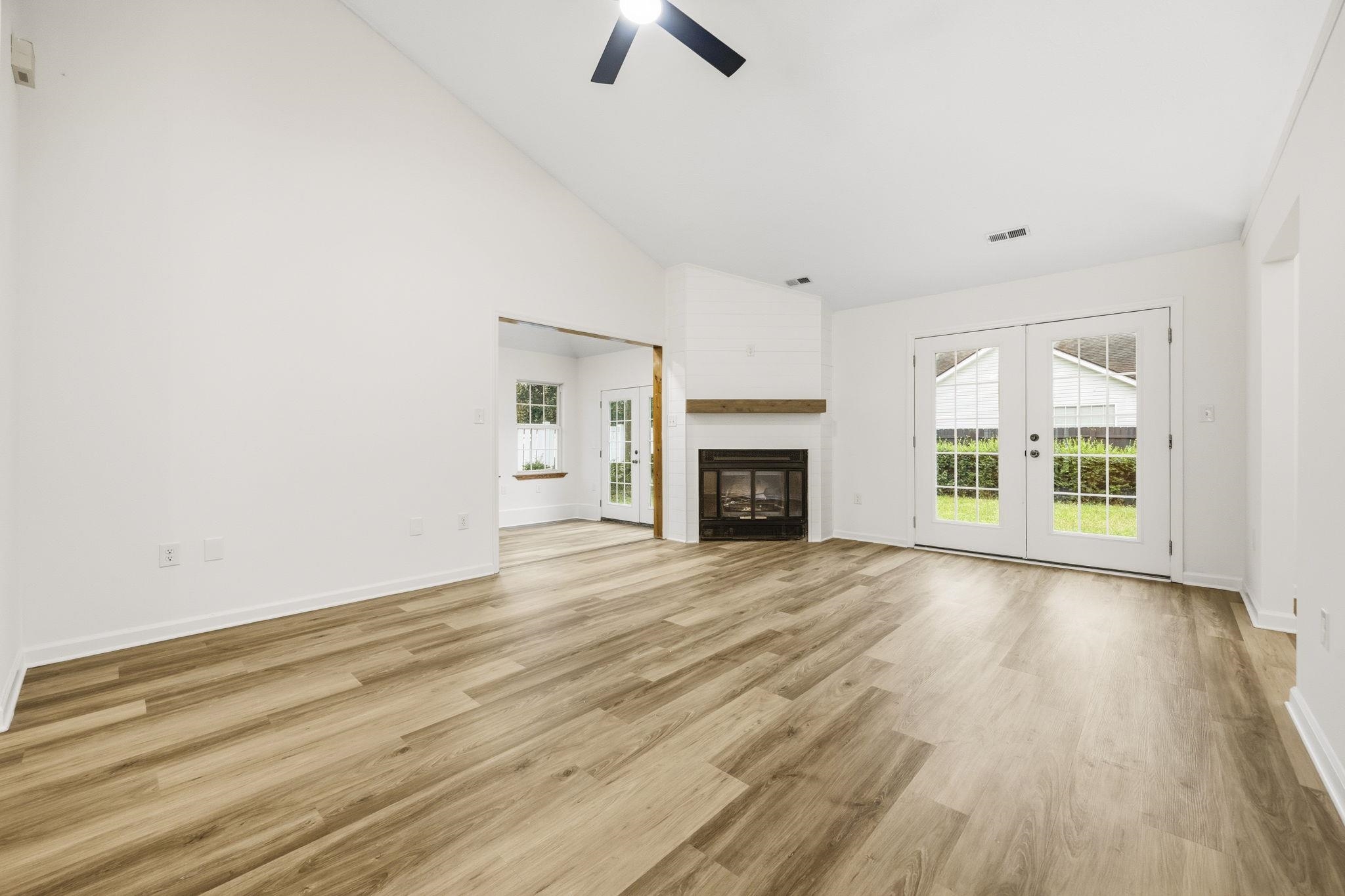 3923 Lochview Dr. Property Photo 4