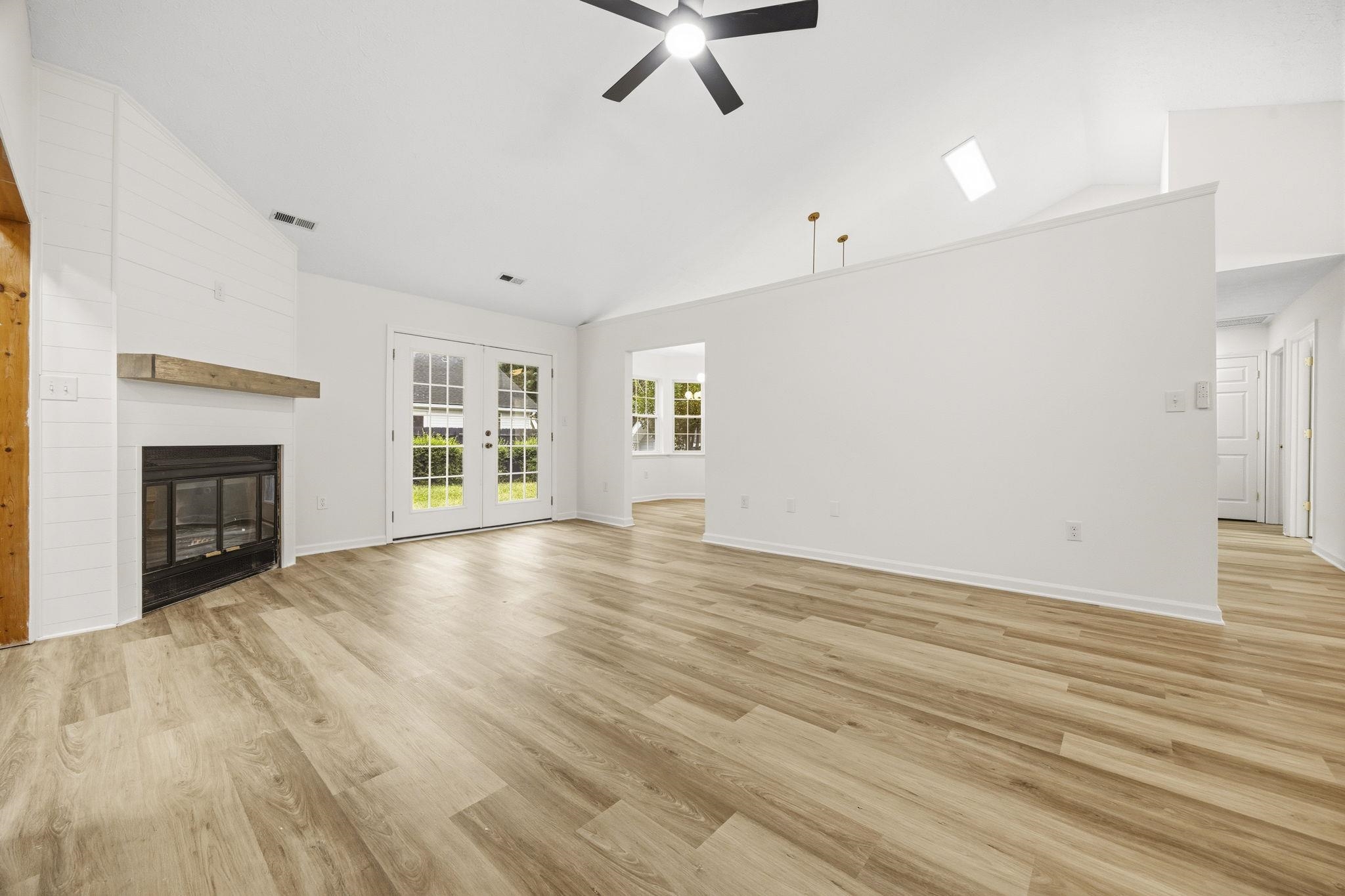 3923 Lochview Dr. Property Photo 7