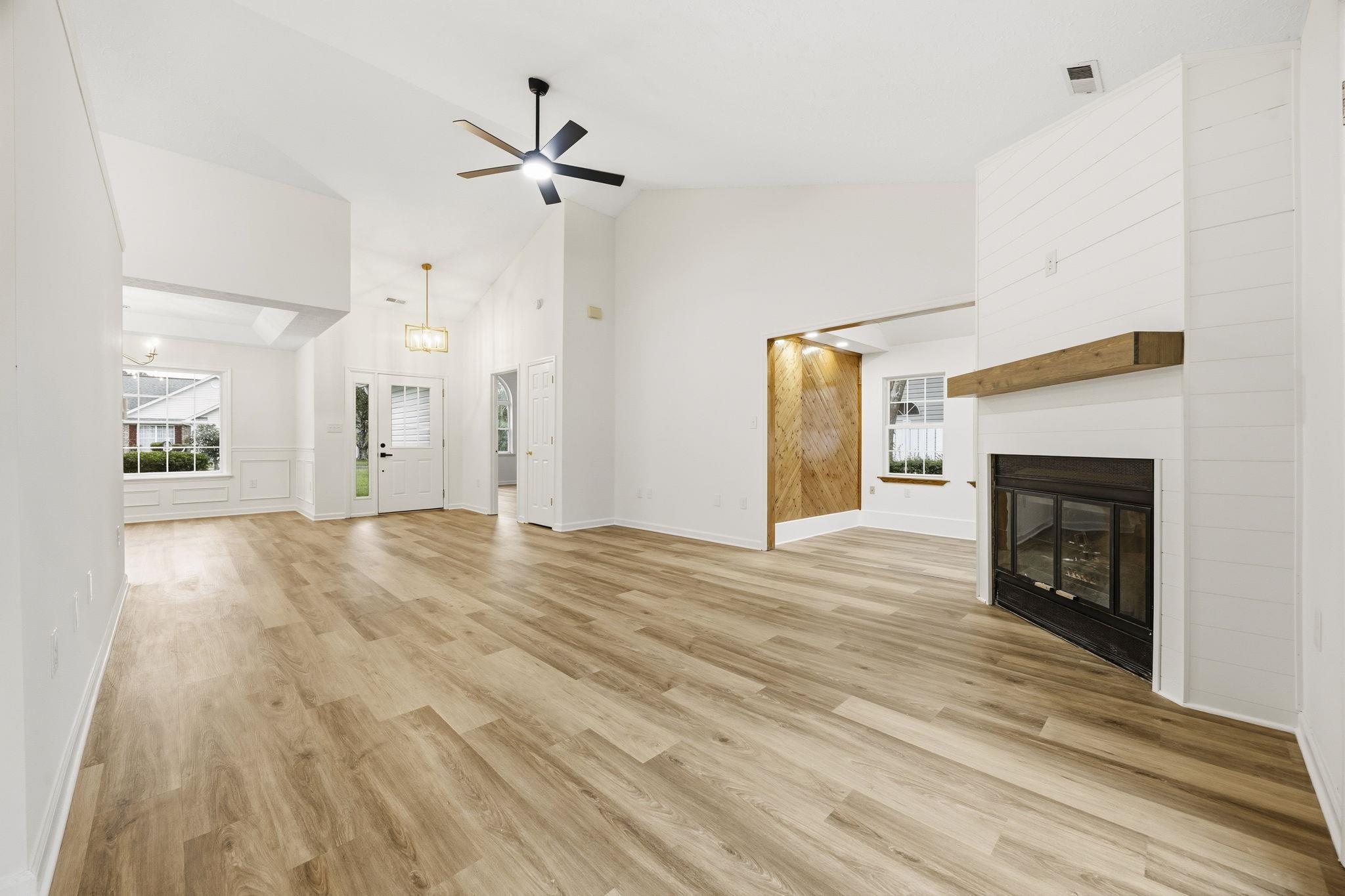 3923 Lochview Dr. Property Photo 7