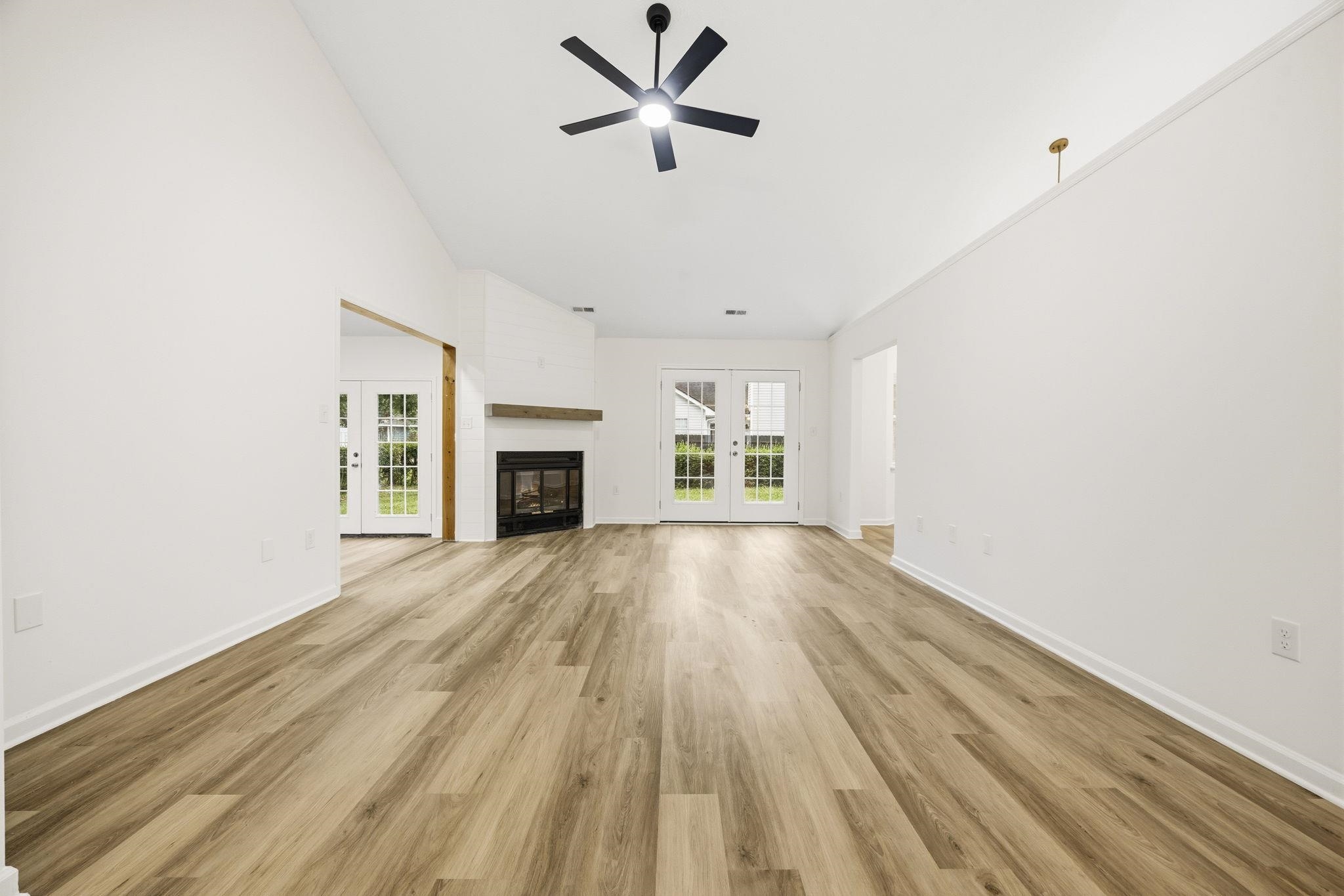 3923 Lochview Dr. Property Photo 9