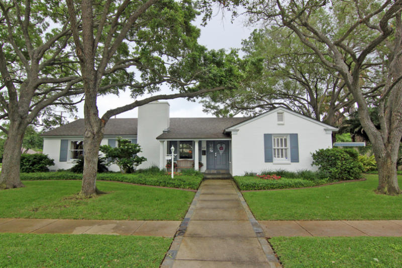 401 Dolphin Pl Property Photo 1