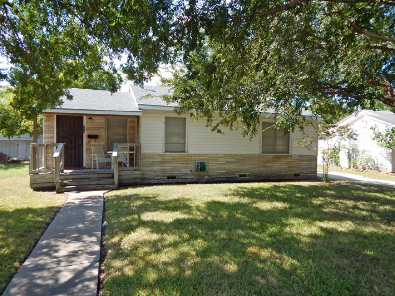 638 John Lee St Property Photo 1