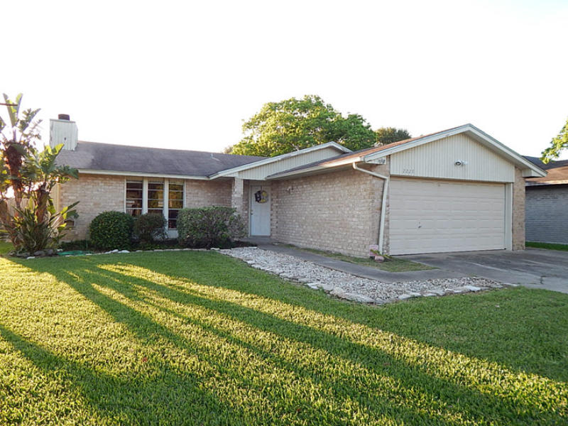 2221 Meadowwalk Dr Property Photo 1
