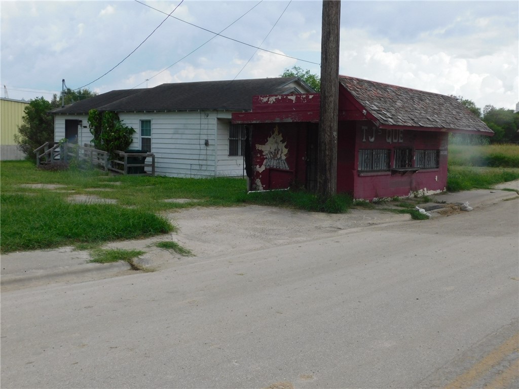 2214 Winnebago St Property Photo 3
